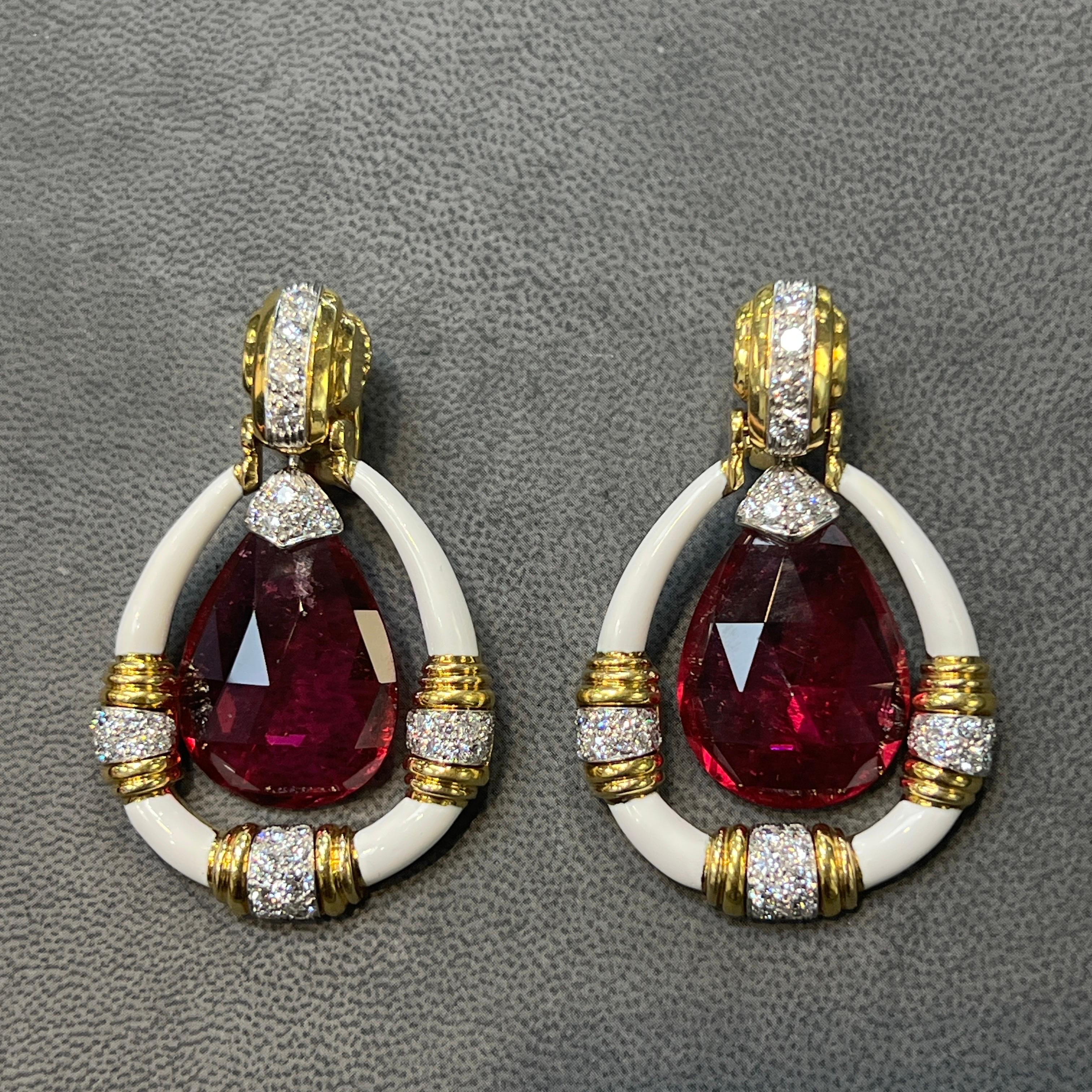 Donna Orecchini con diamanti e smalti di David Webb in vendita