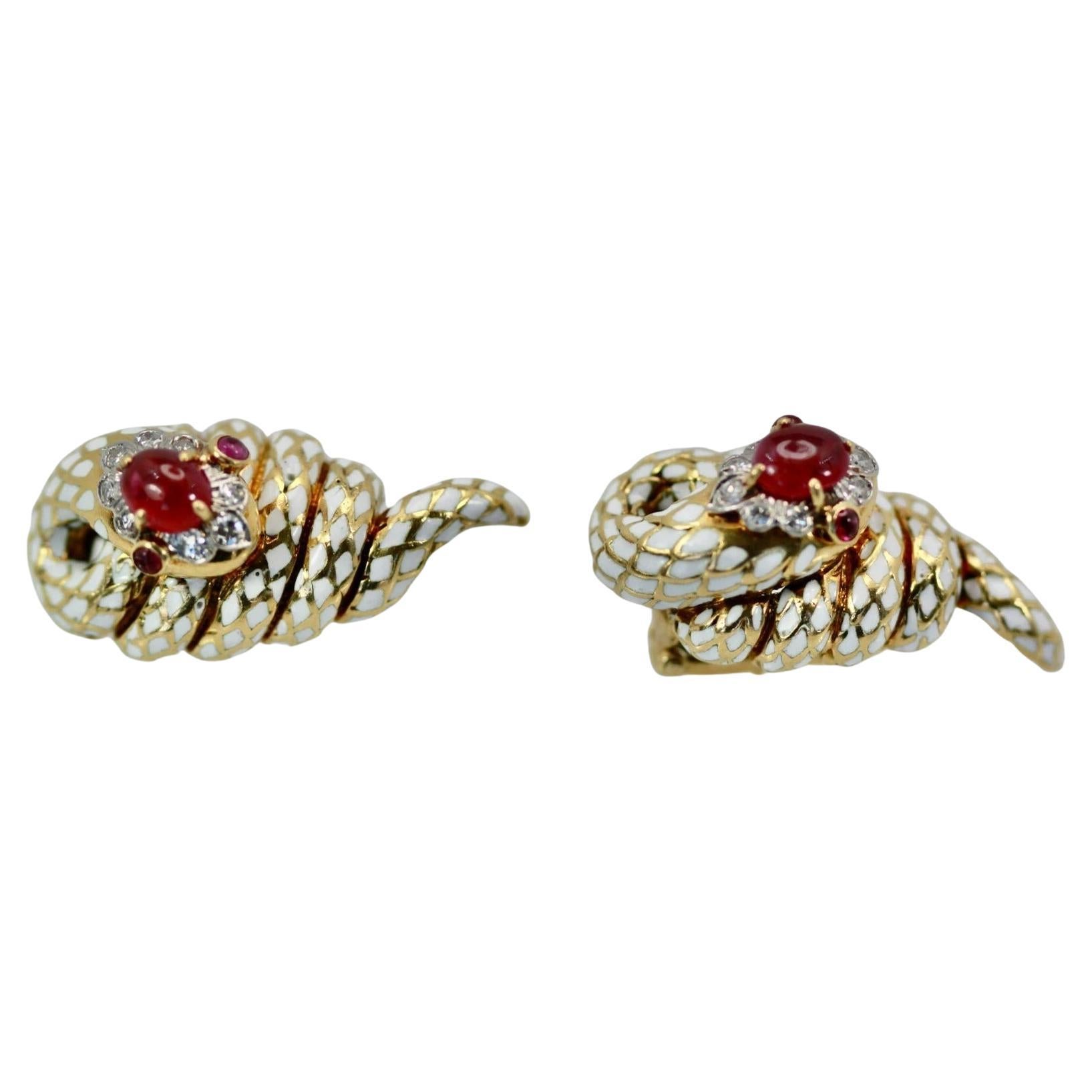 David Webb - Boucles d'oreilles en émail avec rubis et diamants
Or jaune 18 carats et platine

Ces boucles d'oreilles emblématiques de David Webb sont absolument à tomber - un exemple stupéfiant du design audacieux et intemporel de la marque.