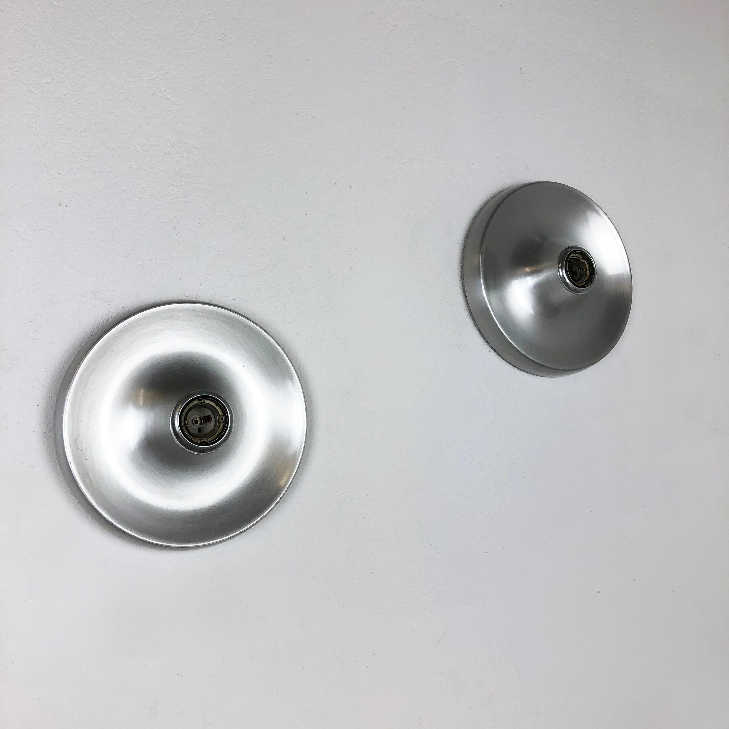 Article:

set of two wall light sconces



Origin:

Germany


Producer:

Honsel



AGE:

1960s



Description:

set of two original 1960s modernist german wall light made of solid metal aluminium. Both lights are in the