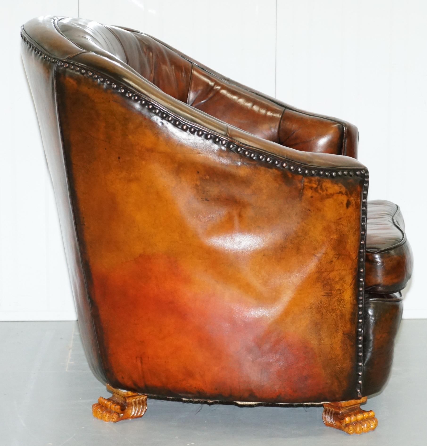 Divano Suite Chesterfield con schienale curvo in pelle marrone Poltrone con zampe di leone peloso in vendita 8