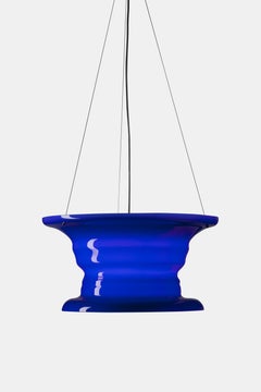 Established & Sons Pendentif Audrey bleu opalin de Venini & Michael Eden