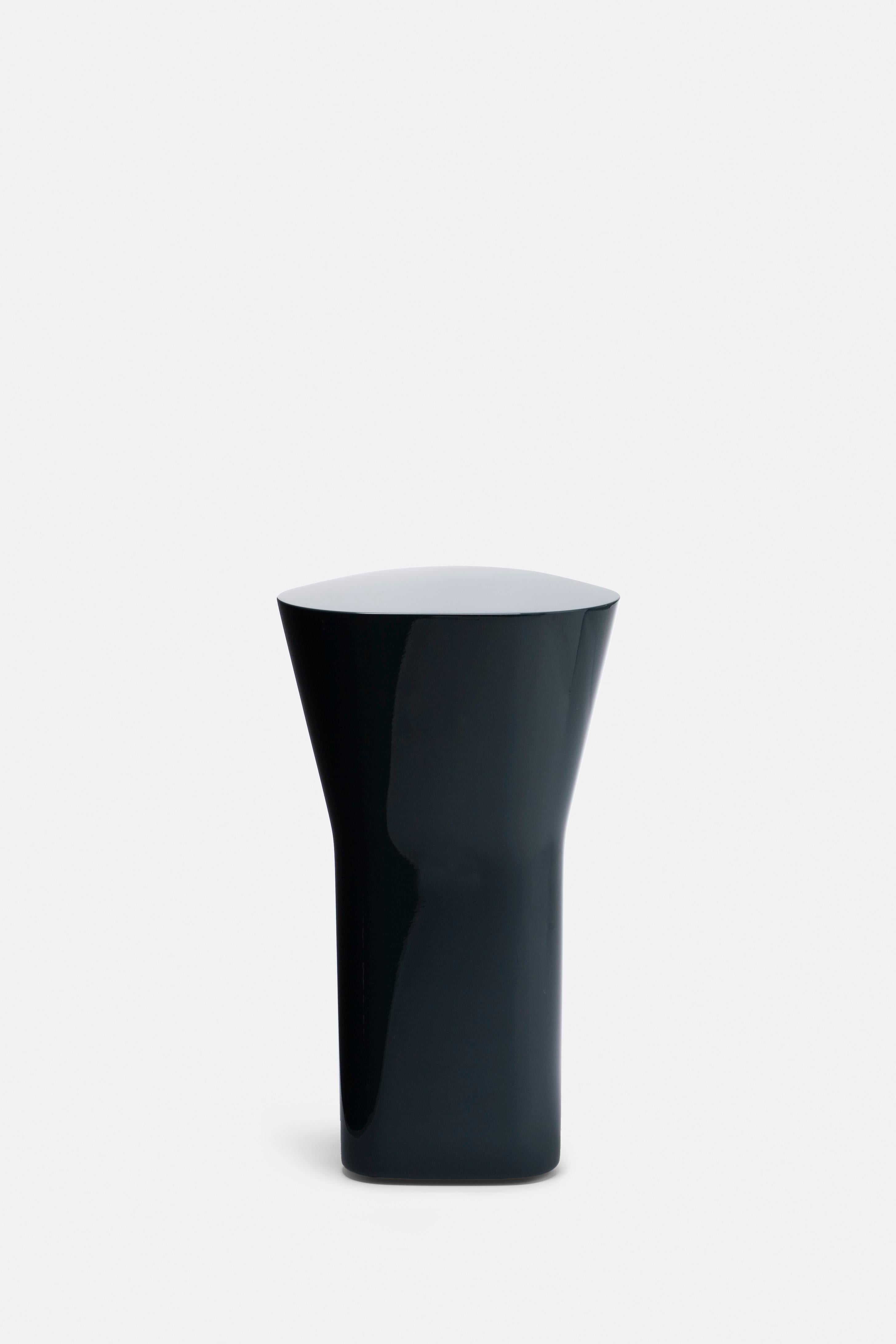 Le design de cette table d'appoint polyvalente découle de l'observation qu'une forme triangulaire s'adapte efficacement à de nombreuses dispositions dans un intérieur : sur pied, contre un mur, entre ou à côté d'autres meubles. Les tables sont