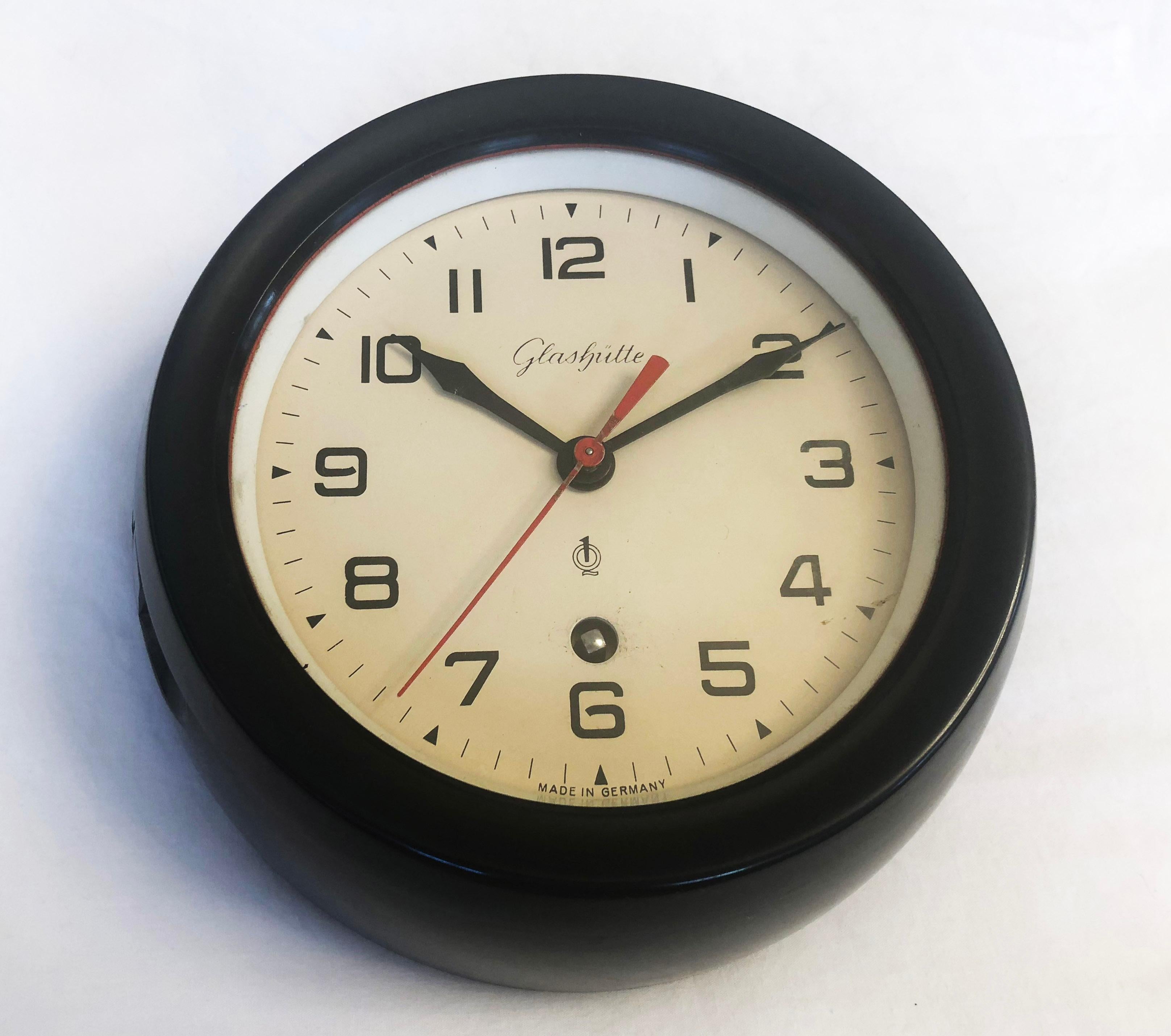 Ship wall clock made in the 1960s by Glashütte in Germany (formerly A. Lange und Söhne DUF). Frame made of bakelite. The clock face is covered with glass. 
Original and perfect working condition.
 