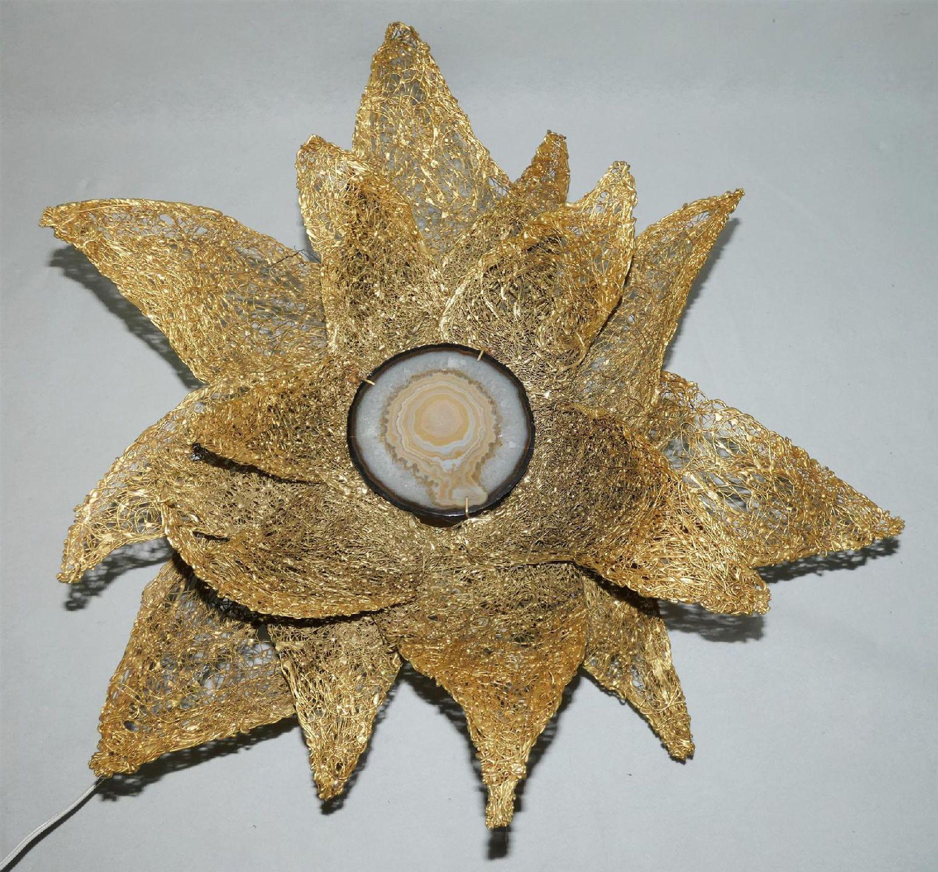 Flower sconce in gilded metal wire and agate heart. Measures: Diameter 57 cm.
Small slit in the agate.