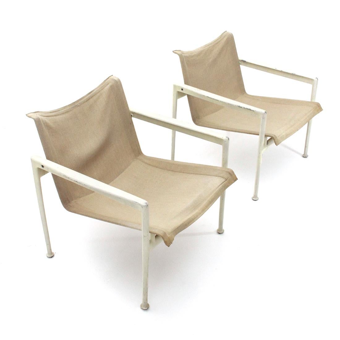 Pair of armchairs produced by Knoll in the 1960s on a project by Richard Schultz.
White painted aluminum structure.
Seat and back in raw cotton.
Structure in good condition, lack of paint, threadbare fabric, a screw replaced with
