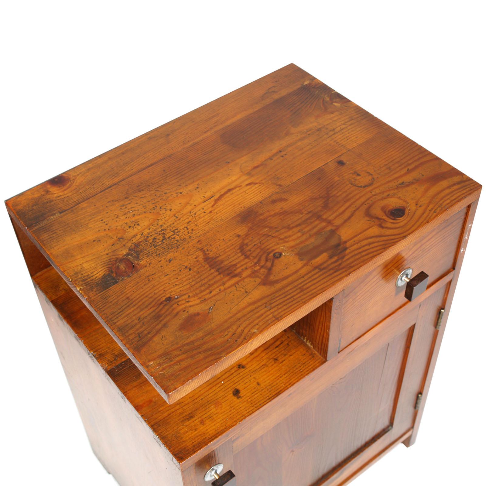 Comodino tirolese d'epoca Art Deco in larice massiccio, lucidato a cera con maniglie in bachelite, originale dell'epoca

Misure cm: H. 65, L. 49, P. 37.