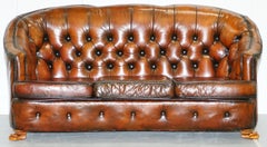 Divano Suite Chesterfield con schienale curvo in pelle marrone Poltrone con zampe di leone peloso