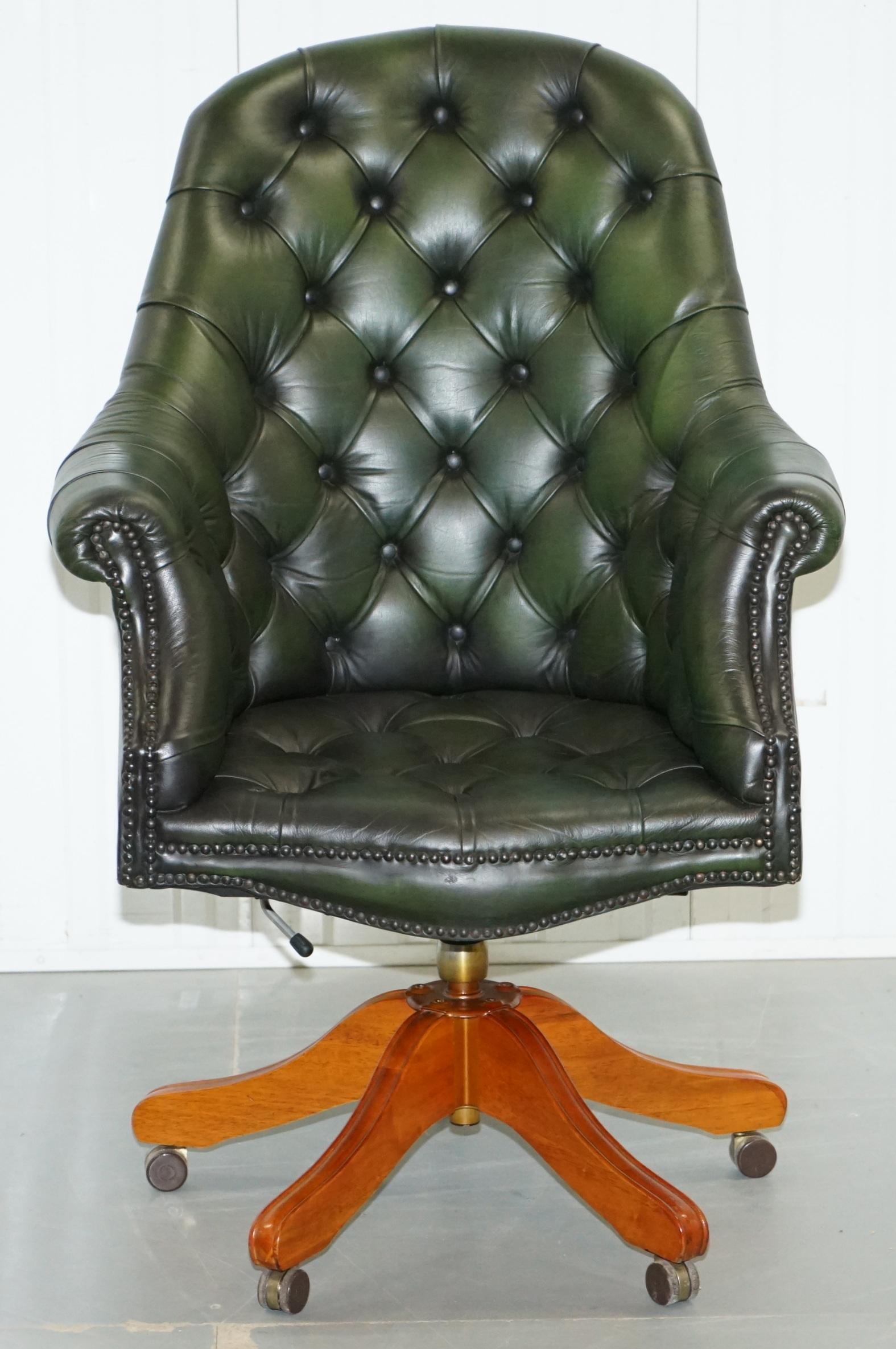 We are delighted to offer for sale this lovely vintage solid beechwood framed with vintage green leather upholstery Chesterfield Directors captains office chair

A really good looking and well-made piece, the upholstery is in tidy order