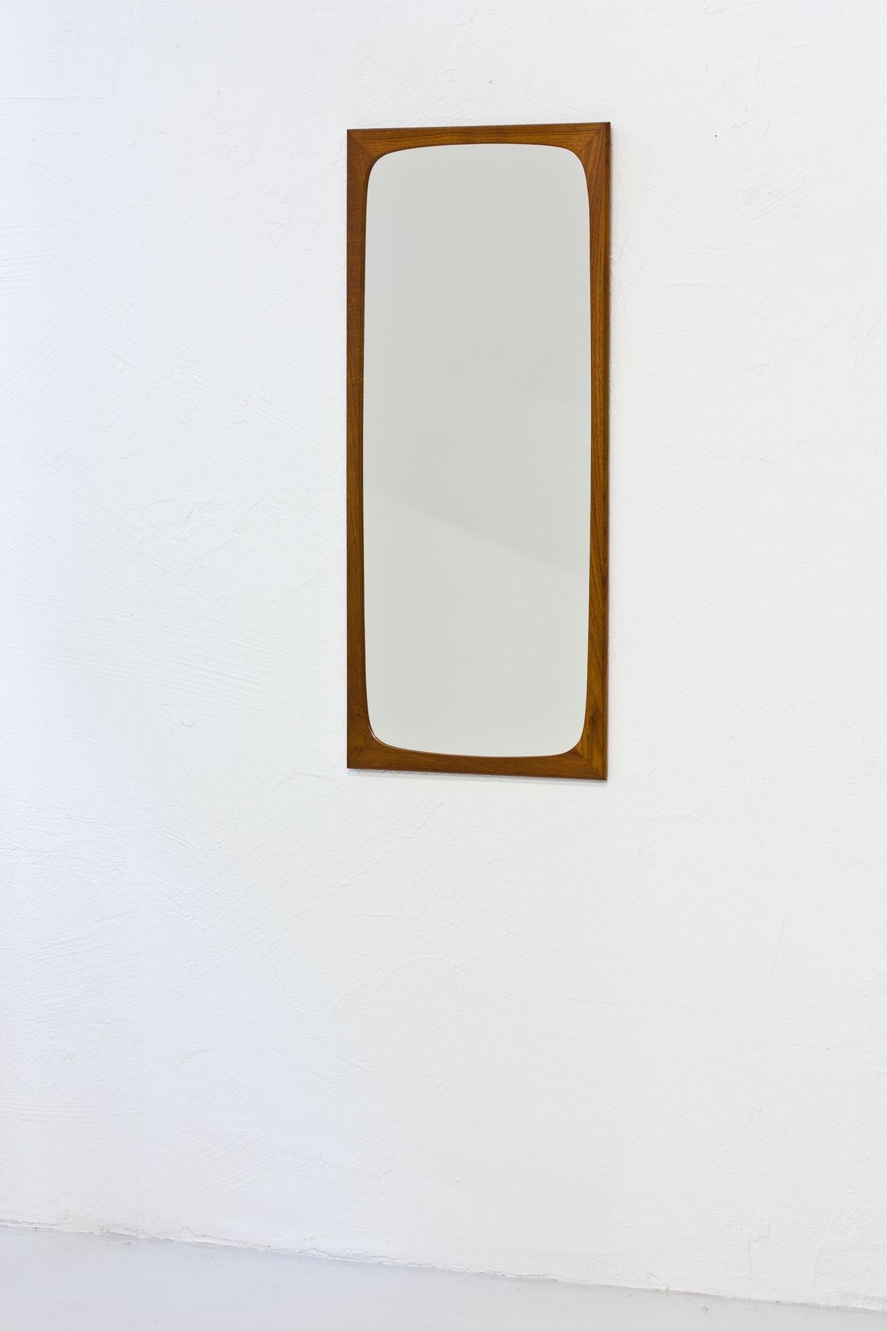 Rectangular teak wall mirror. Produced in Denmark during the 1950s. Solid teak frame.
Stamped on the back. Mirror in excellent condition with few signs of wear and light
patina.