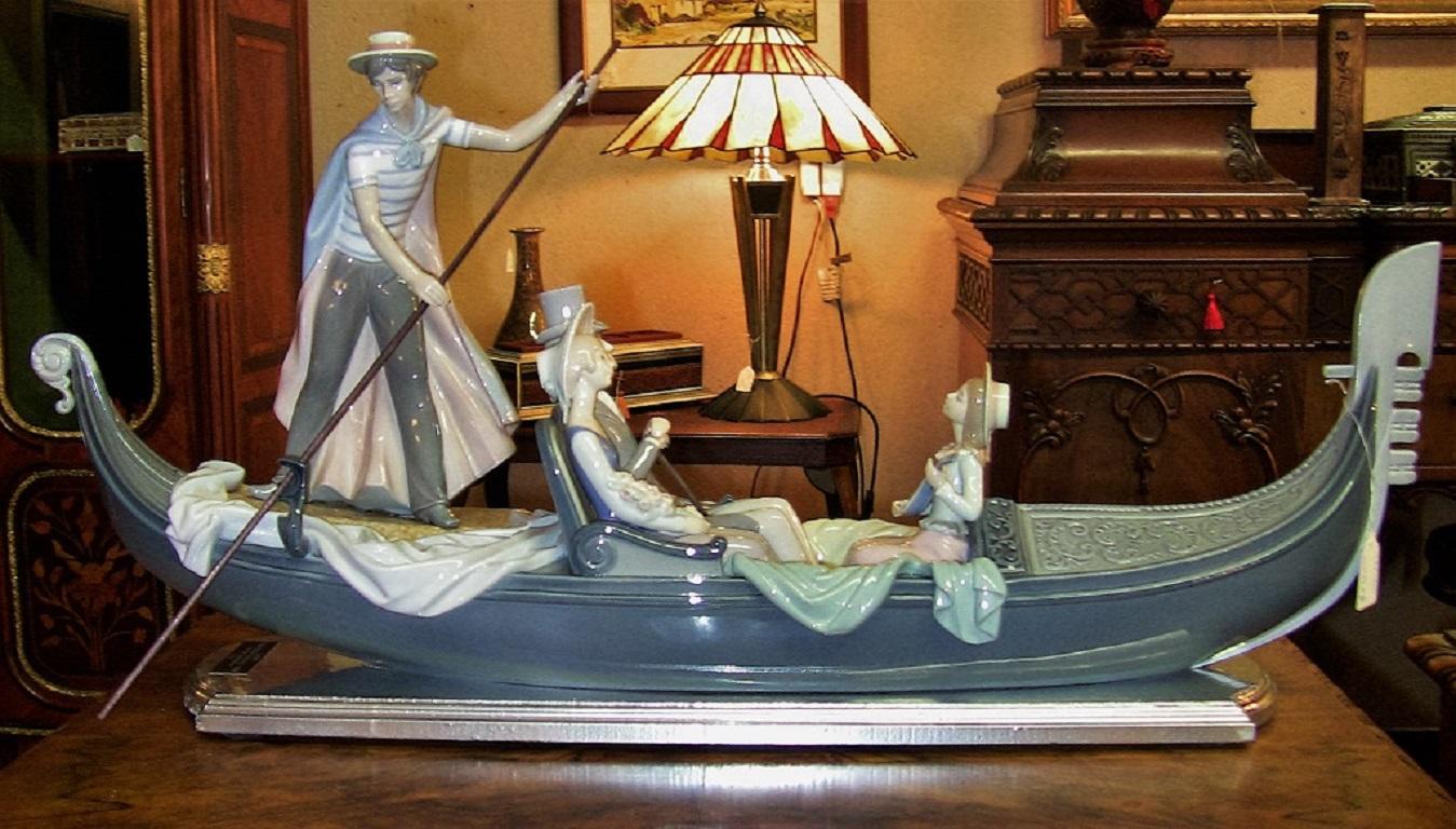 Absolutely stunning and highly collectible large piece of Lladro Spanish porcelain, Lladro In the Gondola by Catala and Ruiz.
Titled 
