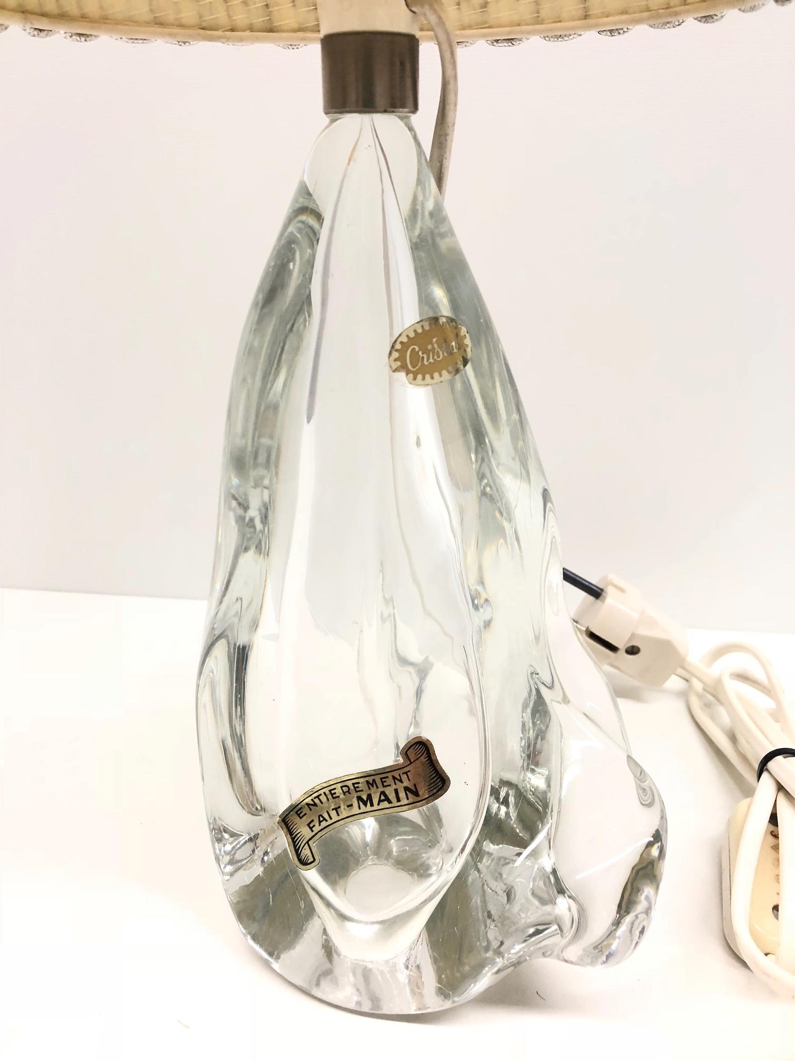 Preciosa lámpara de sobremesa con forma de montaña o roca. Esta luz necesita una bombilla candelabro europea E14 de hasta 40 vatios. Viene con la pantalla antigua original. El pie de la lámpara es de cristal grueso. La pantalla está hecha de tela y