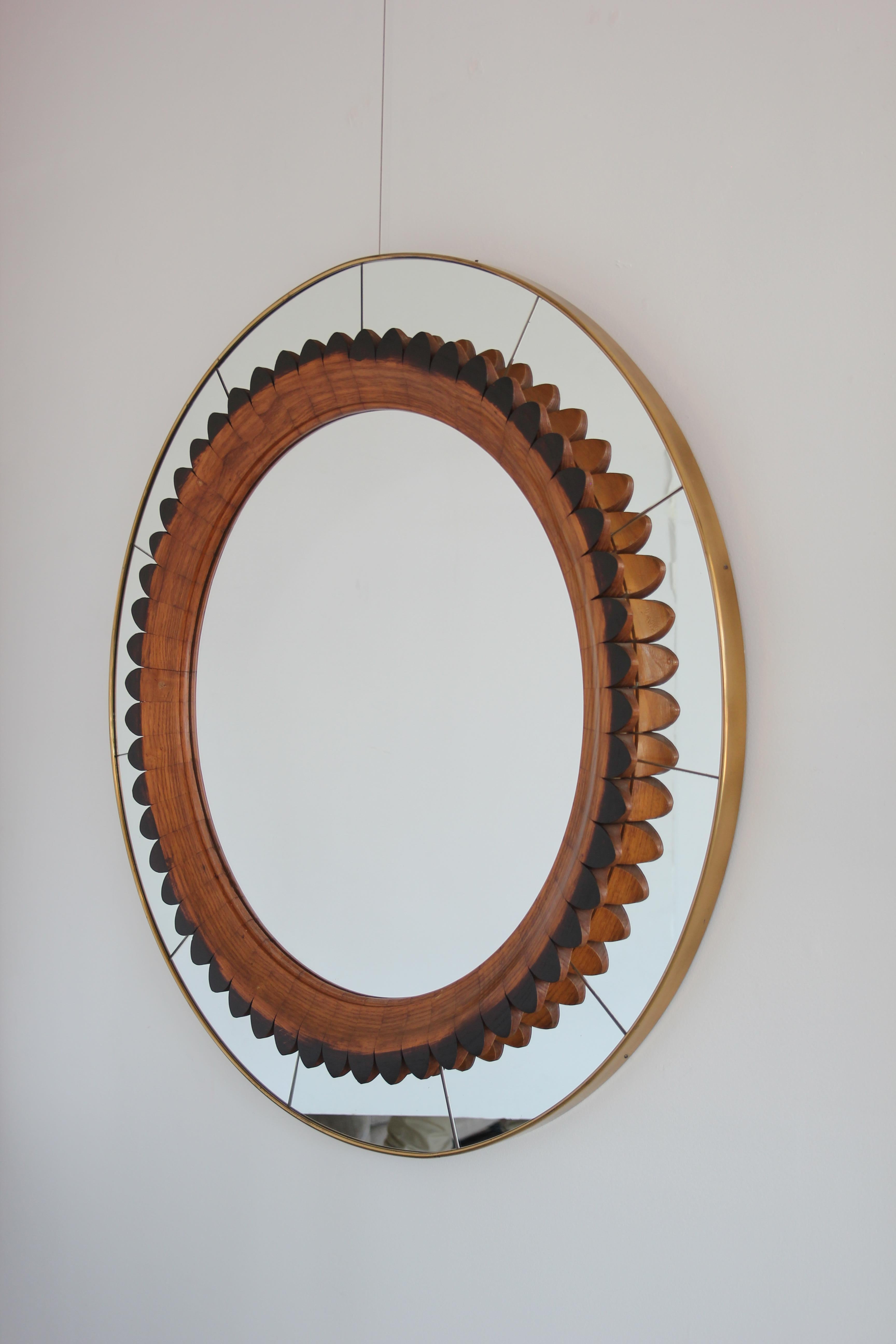 Rare Italian mirror designed by Fratelli Marelli for Framar, circa 1940s.
Walnut scalloped detailing
Wonderful patina and condition of mirror.