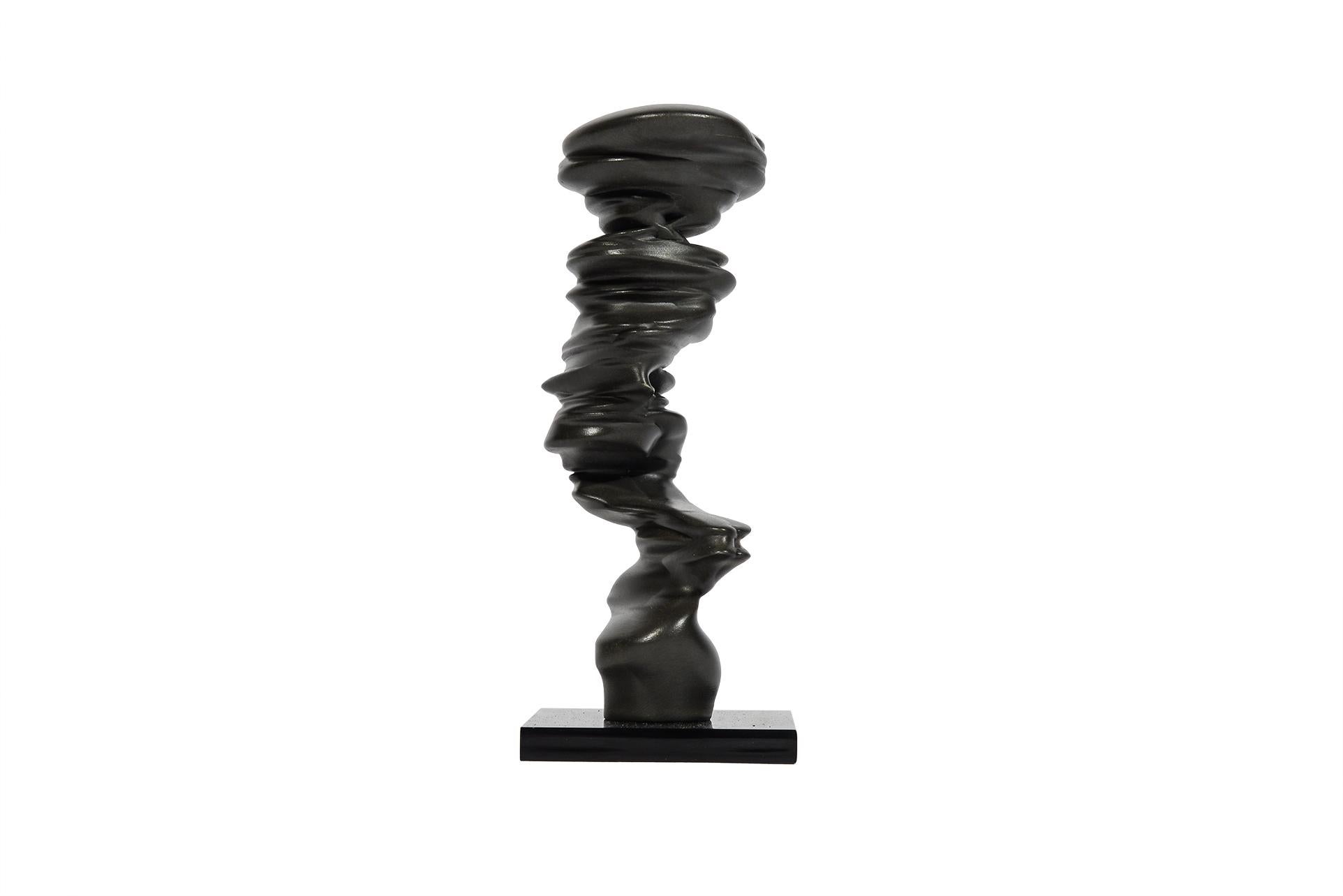 Tony Cragg (1949), Bust sculpture,
Bronze and plexiglas,
circa 2017, England.

Measures: Height 15 cm, base 6.6 cm x 6.5 cm.
“Certificate of Authenticity”.

Tony Cragg realizes large compositions and works in which volume asserts itself: