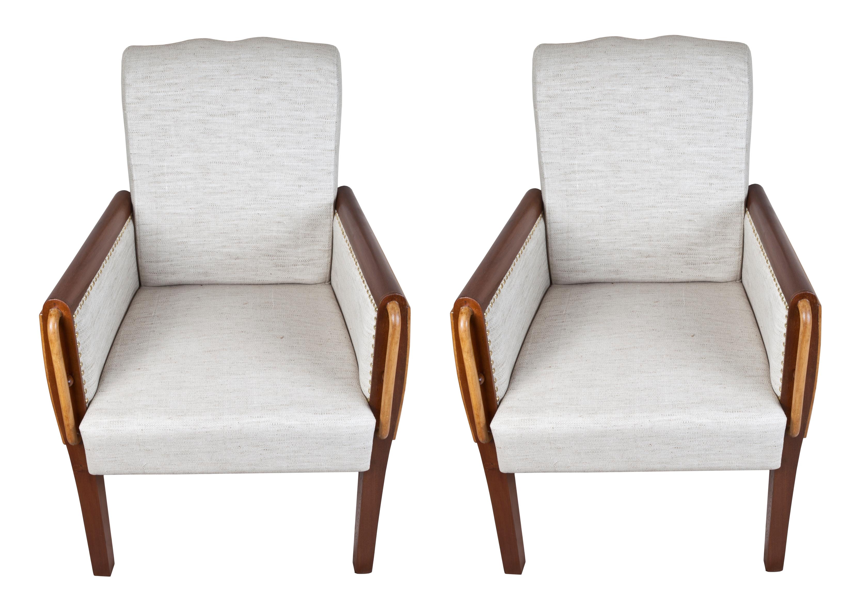A pair of Mid-Century Modern teak and satinwood arm chairs. Great style and design. Sides and legs are teak with reeded satinwood detailing on the sides and the front rods are satinwood as well. Reupholstered in an oatmeal, textured silk linen with