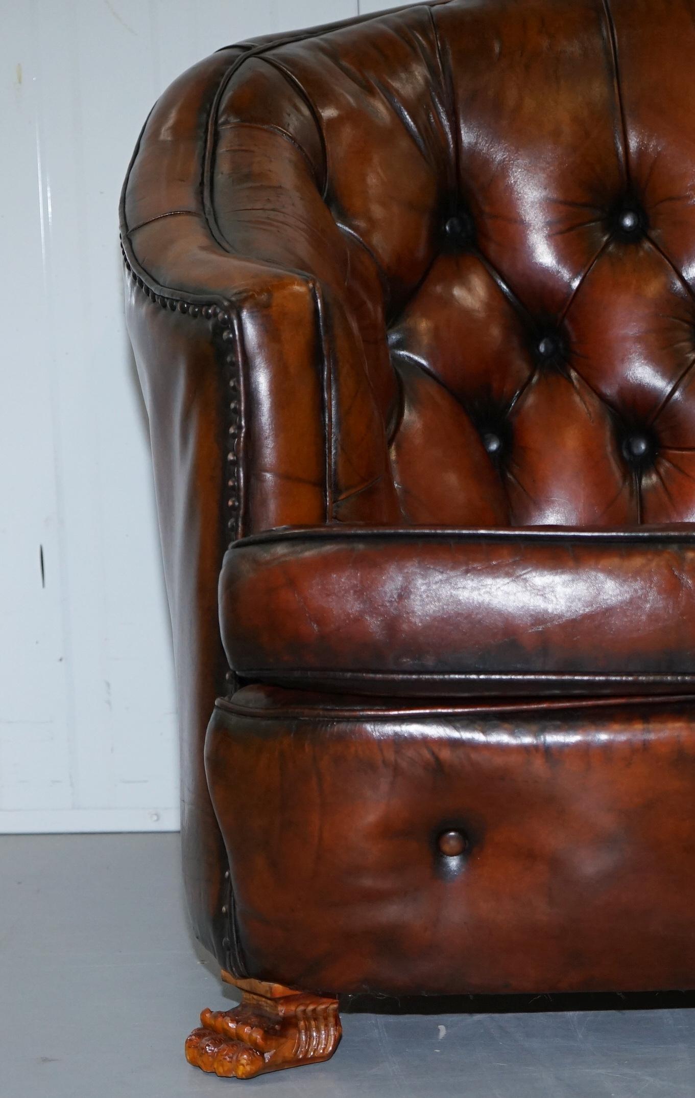 Victorien Canapé Chesterfield en cuir brun à dossier incurvé Fauteuils Lion Pieds de pattes poilus en vente