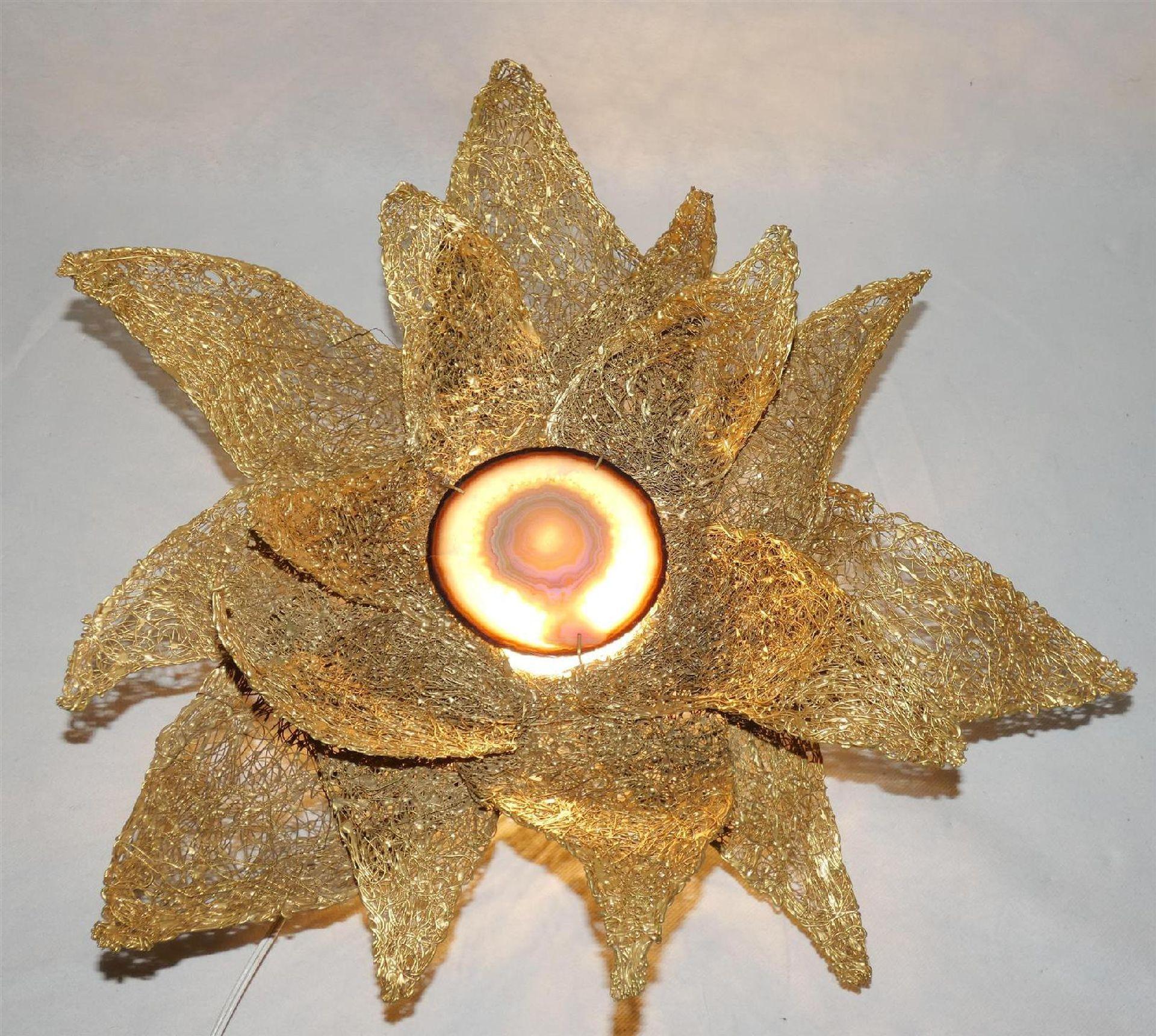 Modern Flower Sconce in Gilded Metal Wire and Agate Heart For Sale