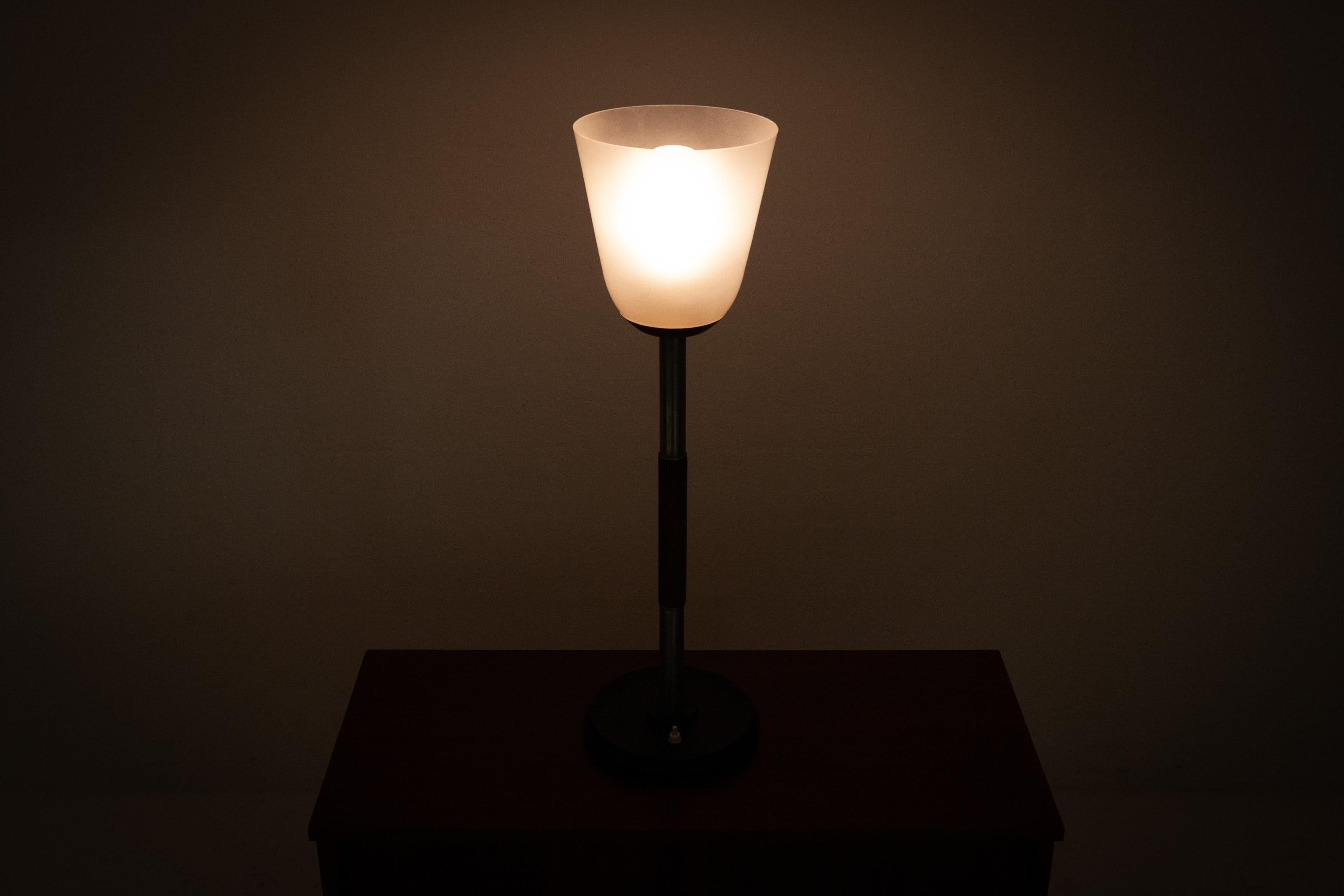 Bauhaus Giso Model 5020 Table Lamp by W.H. Gispen For Sale