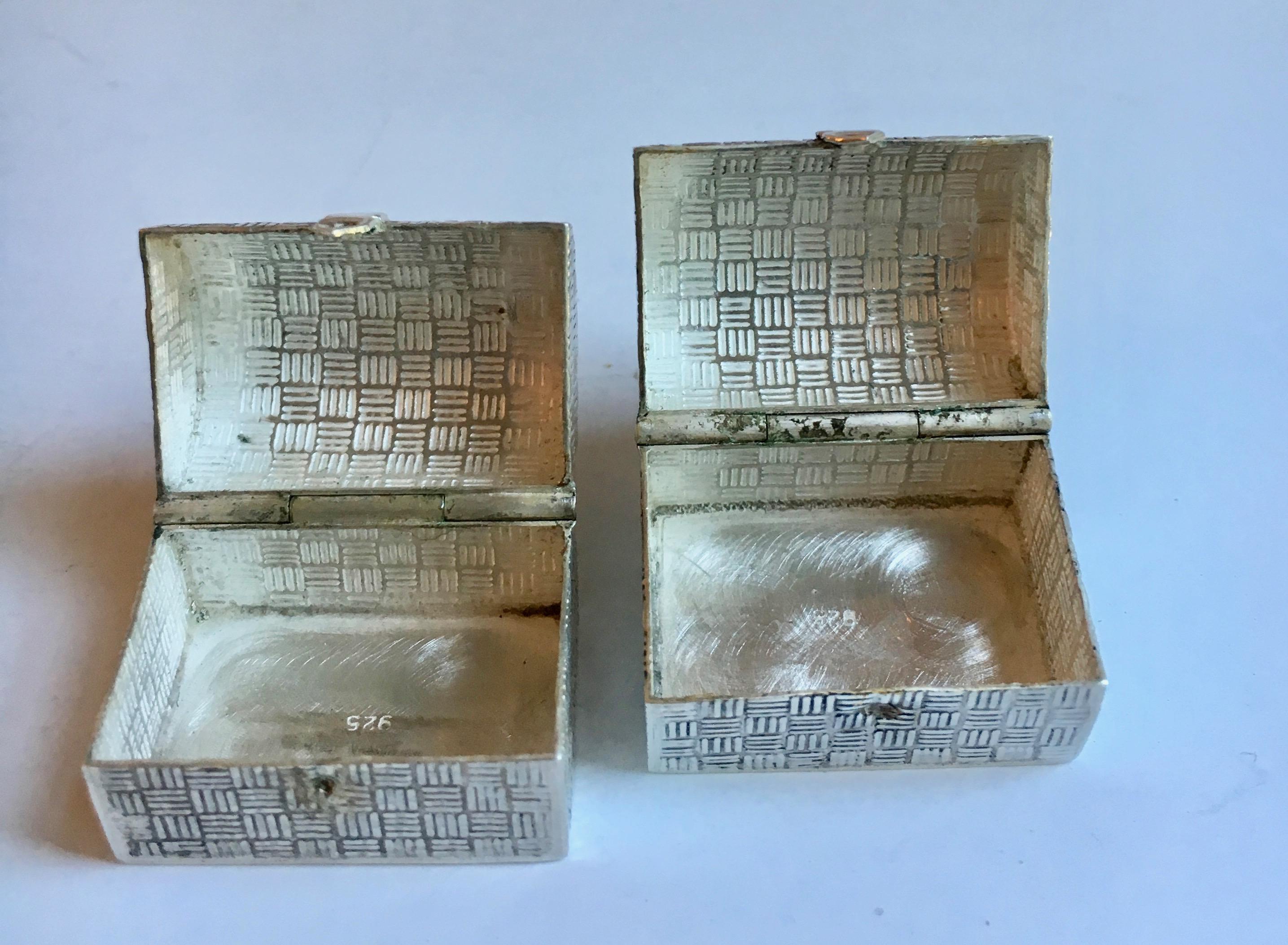 Pair of French Sterling Silver Snuff Pill Boxes In Good Condition For Sale In Los Angeles, CA