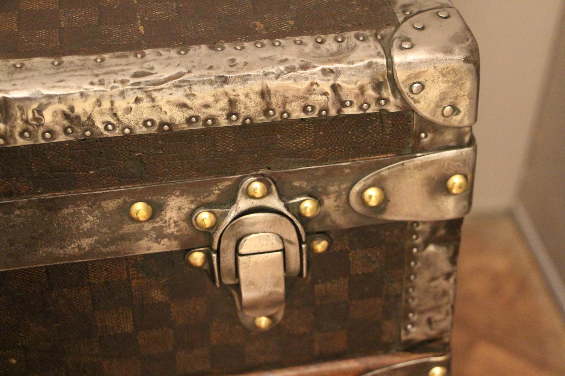 1890s Large Checkered Louis Vuitton Trunk, Malle Louis Vuitton In Excellent Condition In Saint-Ouen, FR