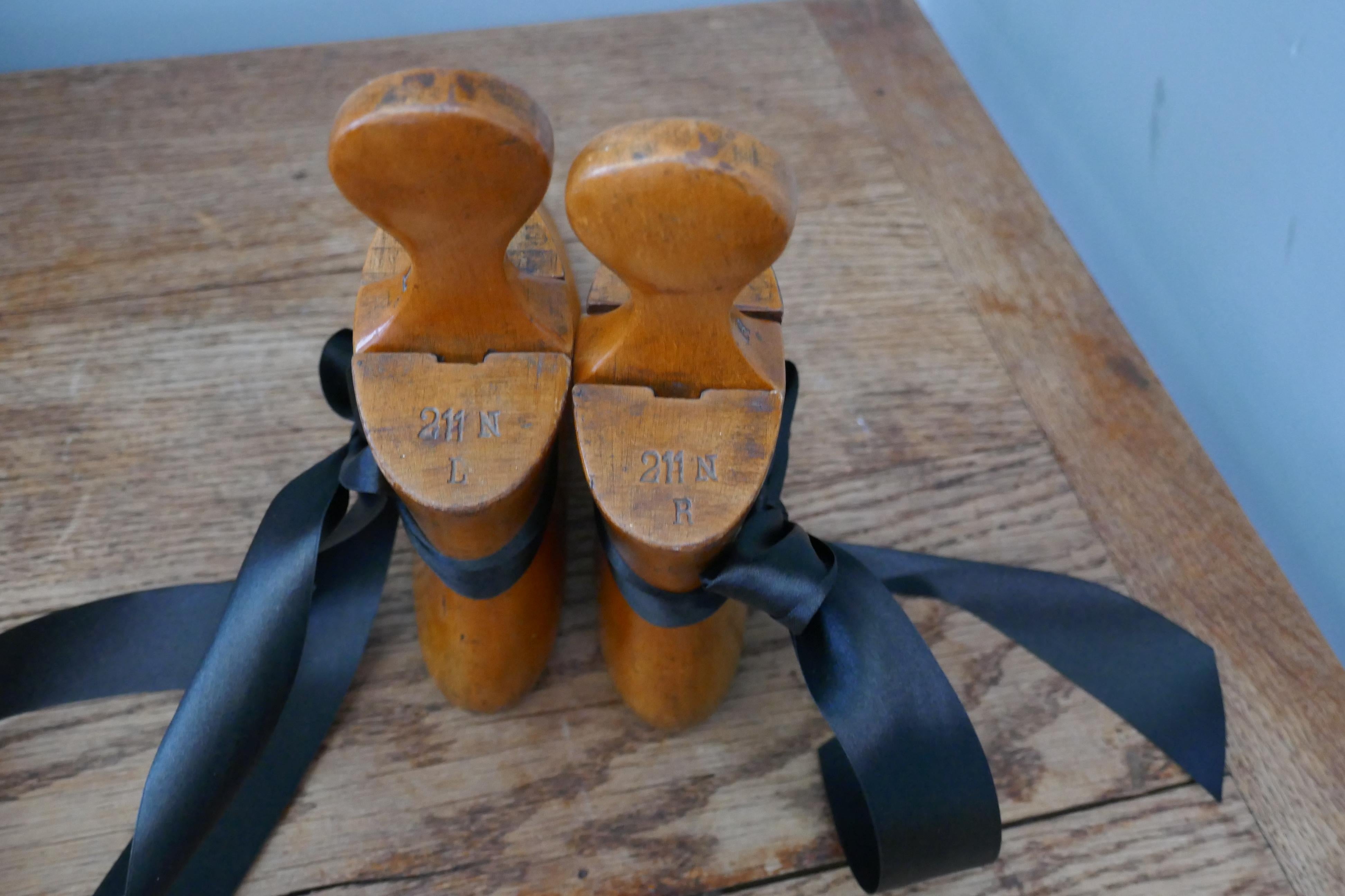  19th Century French Ladies Ankle Boot Stretchers in Beech In Good Condition For Sale In Chillerton, Isle of Wight