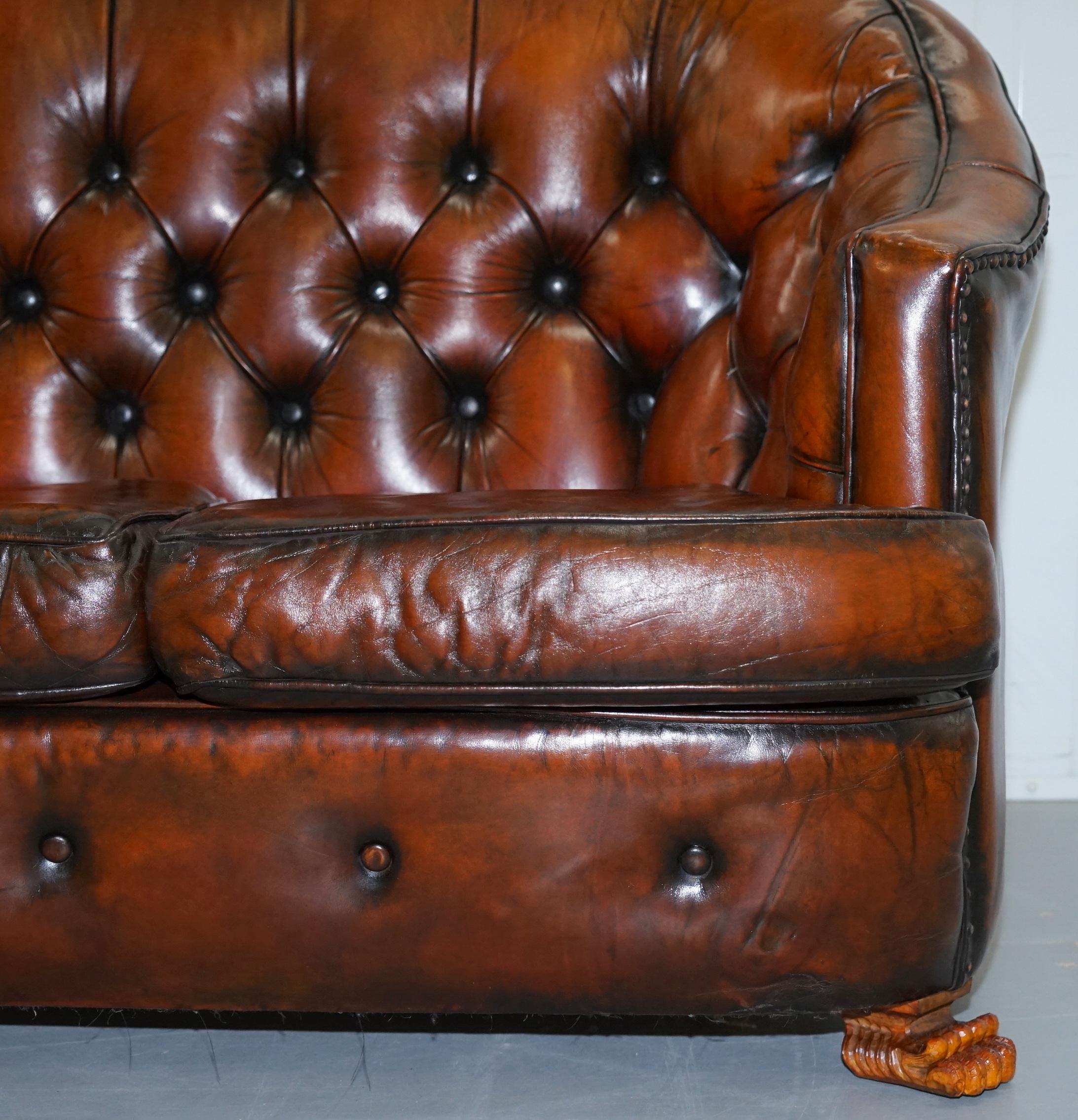 Brown Leather Curved Back Chesterfield Suite Sofa Sessel Lion Hairy Paw Feet (Handgeschnitzt) im Angebot
