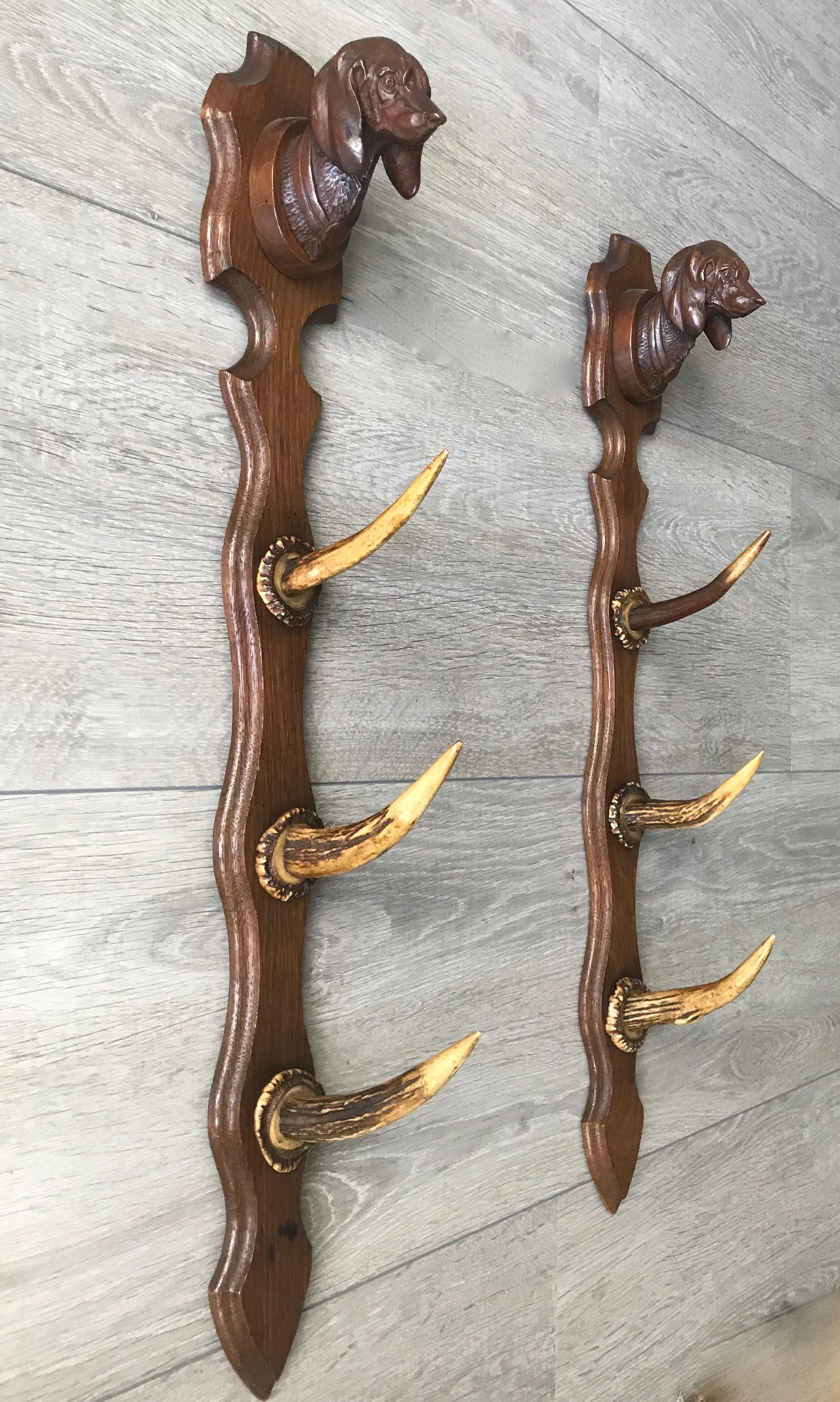 Antique Oak Three Rifle Rack / Wall-Mounted Gun Display w. Dachshund Sculptures In Excellent Condition In Lisse, NL