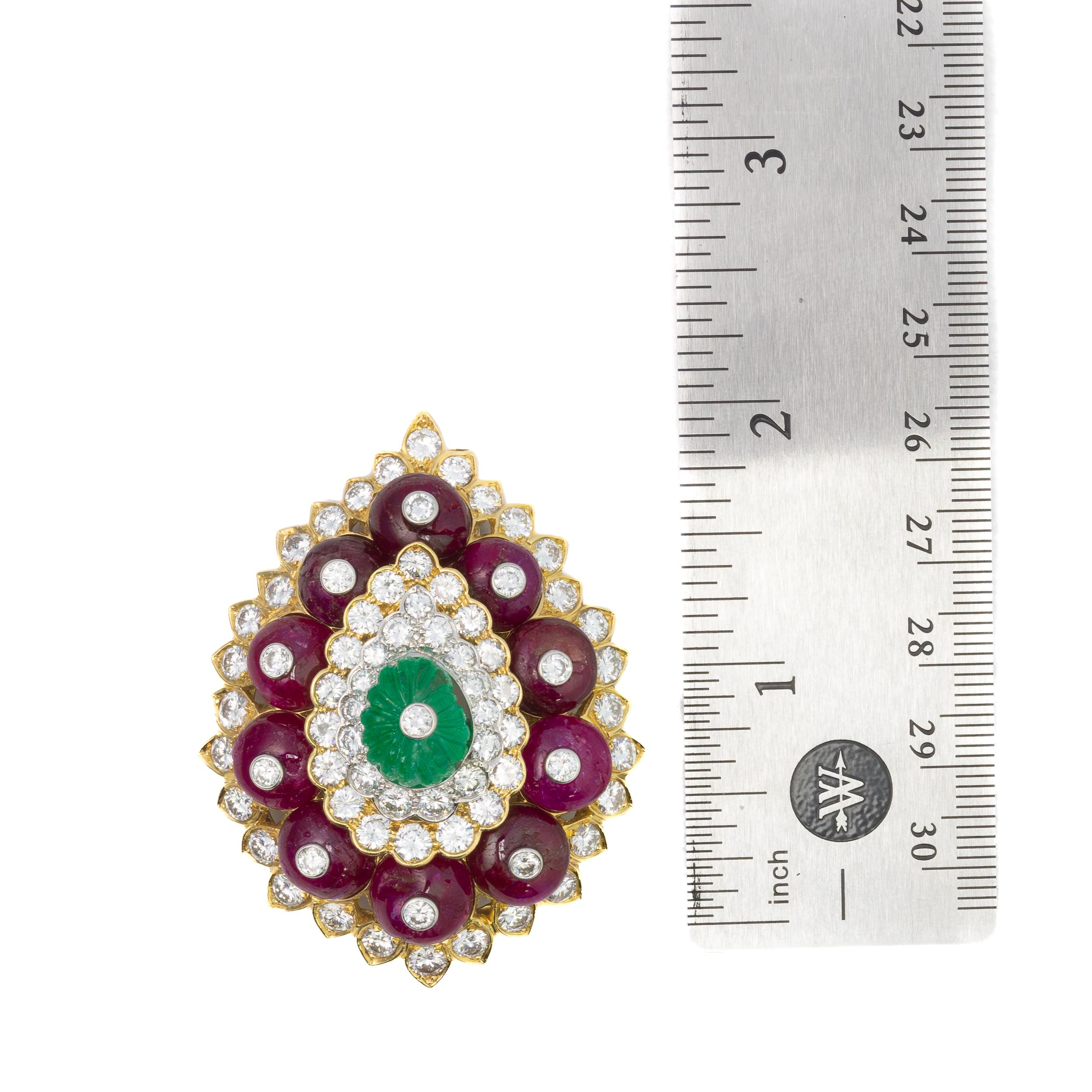 David Webb Spilla con rubino, smeraldo e diamante

 Disegnato con un intricato motivo di ispirazione floreale, il pezzo presenta rubini cabochon, uno smeraldo intagliato al centro e un'abbagliante serie di diamanti rotondi a taglio brillante.