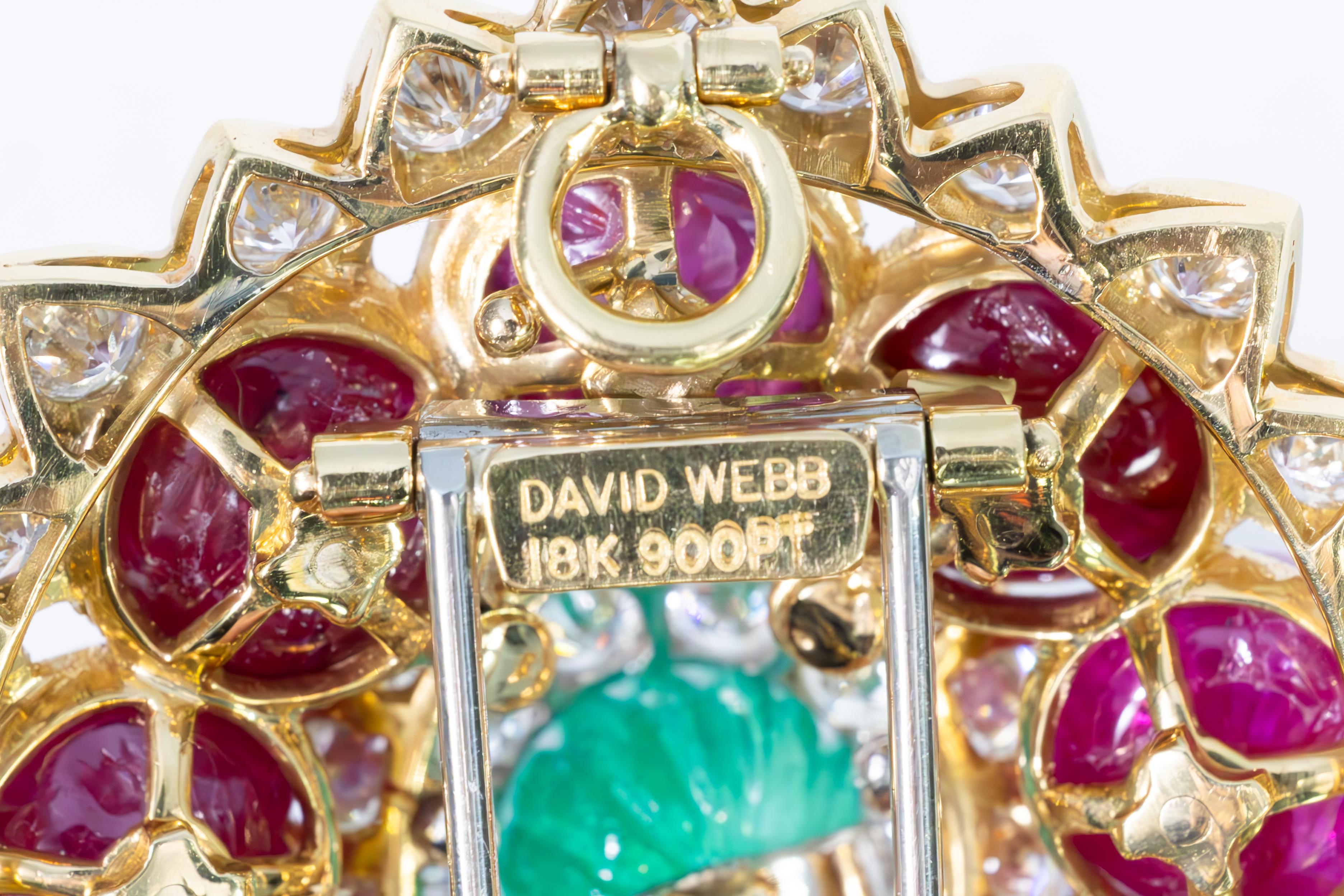 Taglio rotondo David Webb Spilla con rubino, smeraldo e diamante in vendita