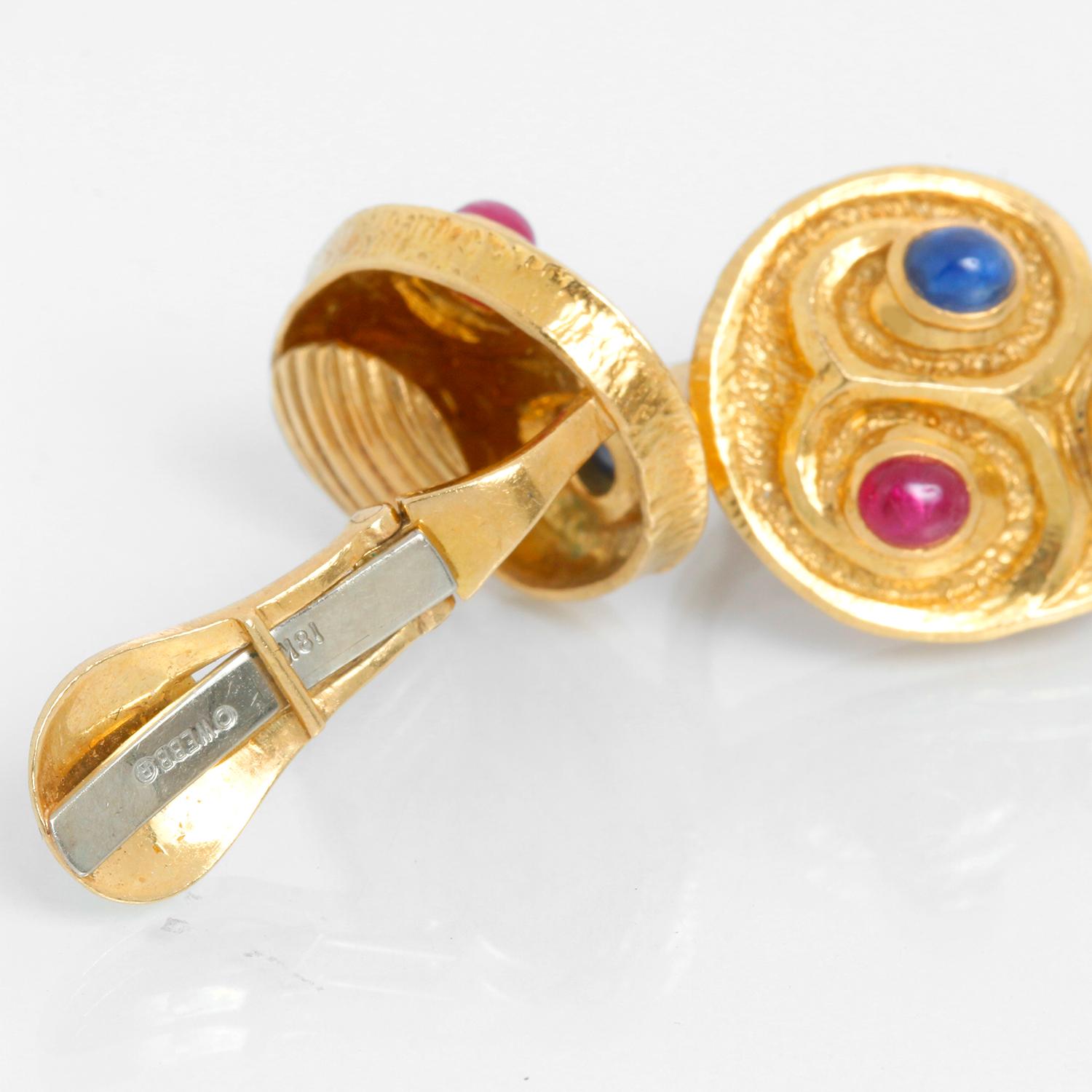 Cabochon David Webb Orecchini in oro con rubino, smeraldo e zaffiro in vendita