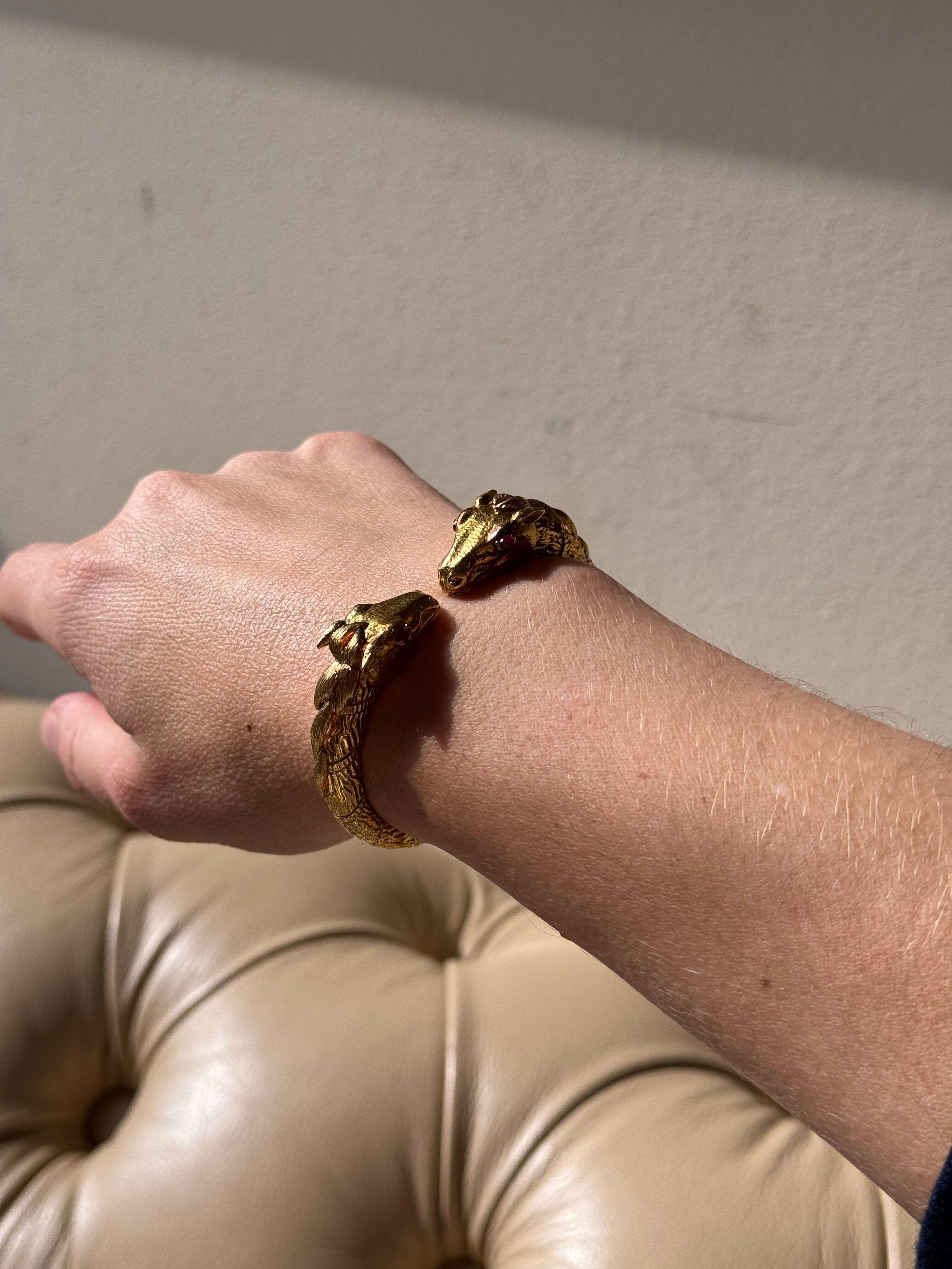 Brazalete puño de oro amarillo de 18 quilates de David Webb, con dos cabezas de antílope, engastadas con ojos de rubí.

La pulsera se ajusta a una muñeca de aprox. 15 cm (tamaño pequeño) y 14 mm de ancho.

Marcado Webb 18k.

Peso - 45 gramos