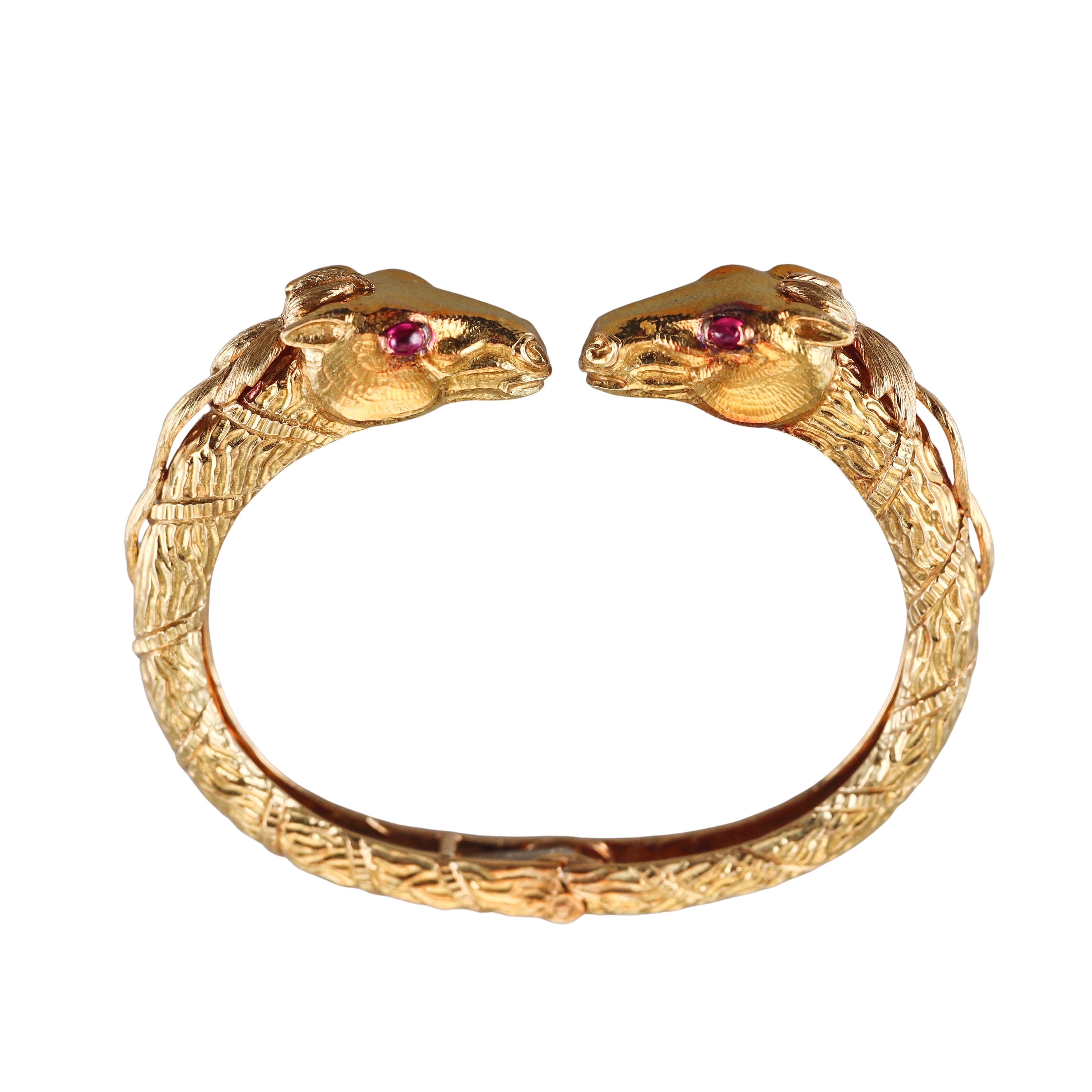 David Webb Brazalete de oro rubí con antílope en Excelente estado para la venta en New York, NY