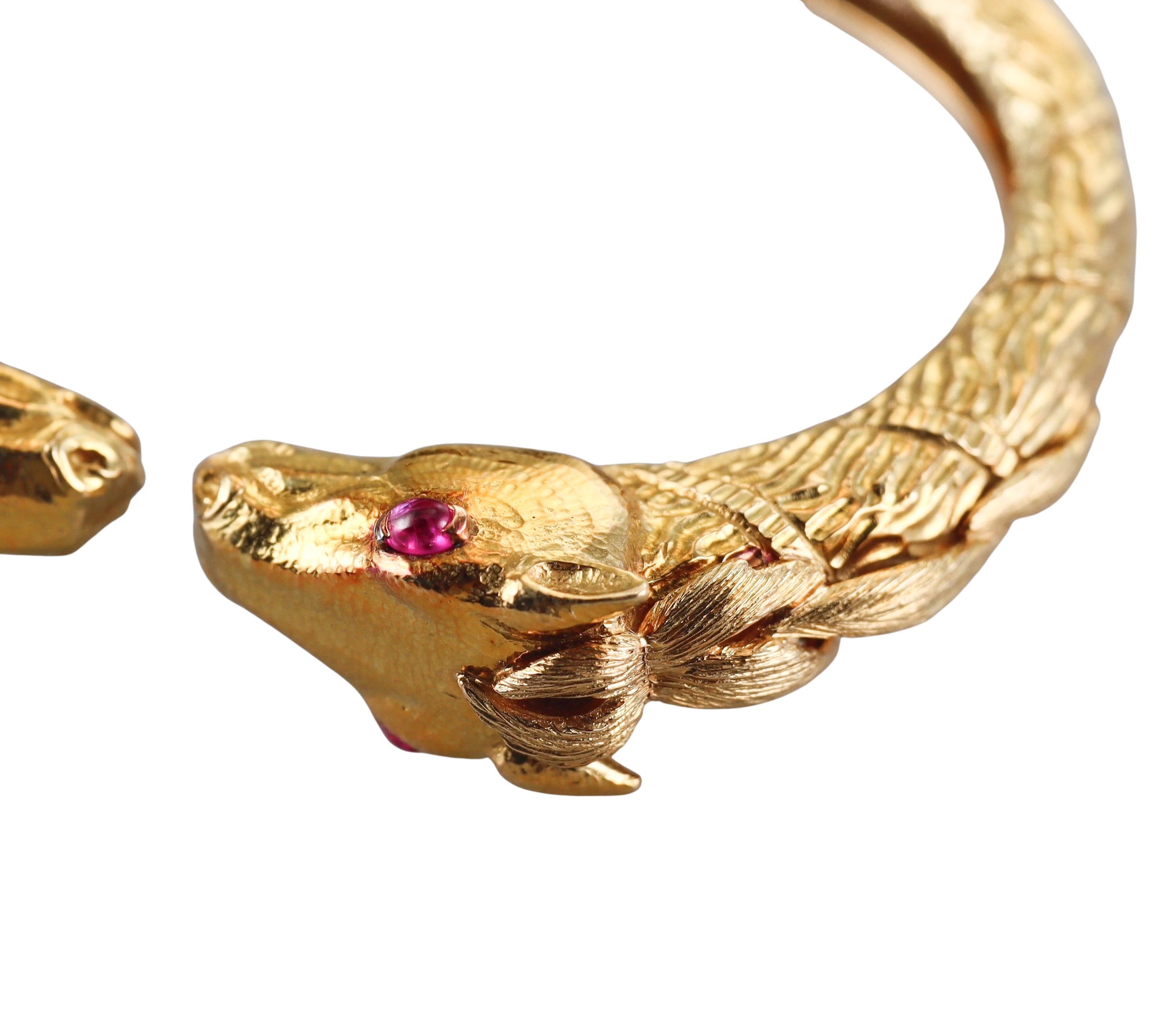 De las mujeres David Webb Brazalete de oro rubí con antílope en venta