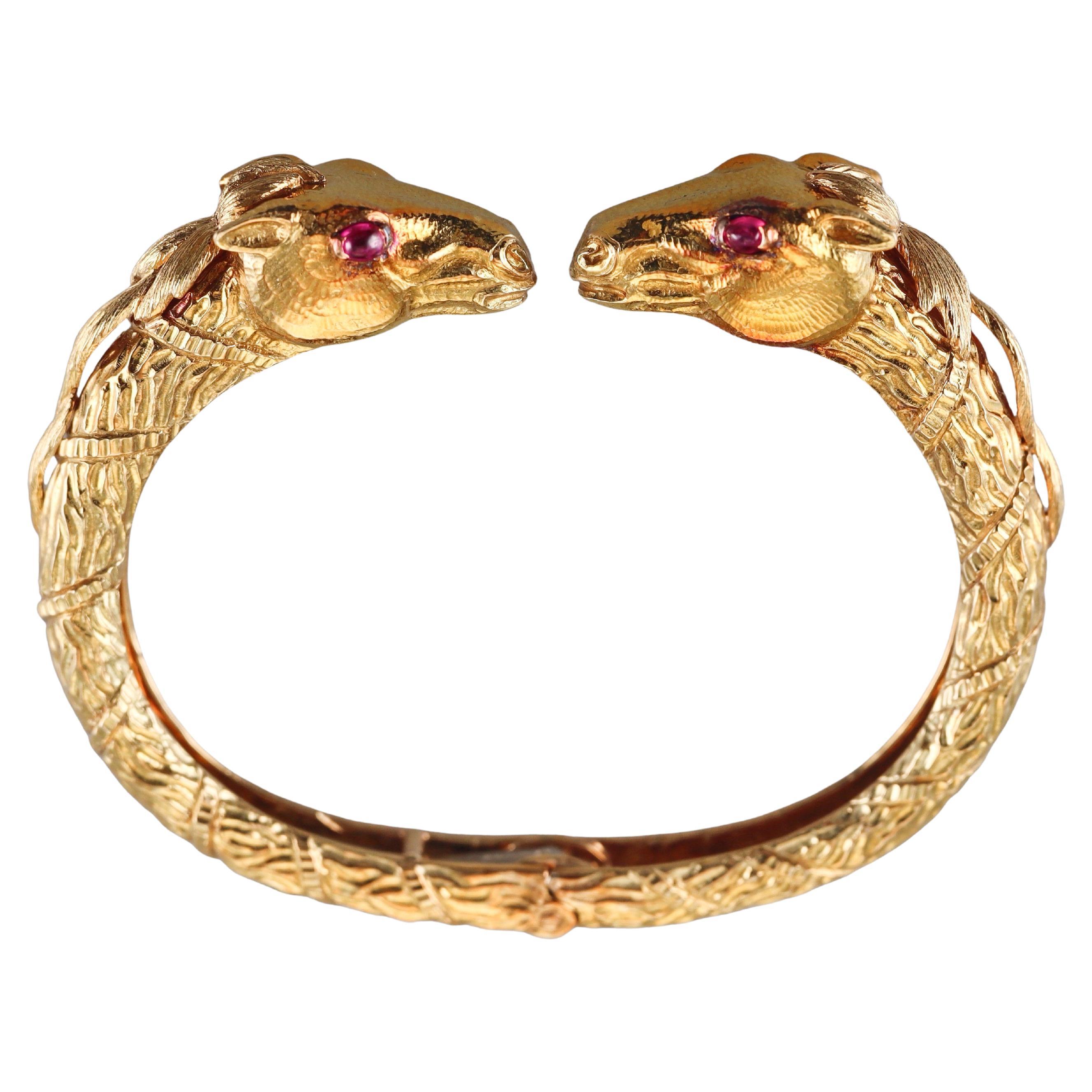 David Webb Brazalete de oro rubí con antílope en venta