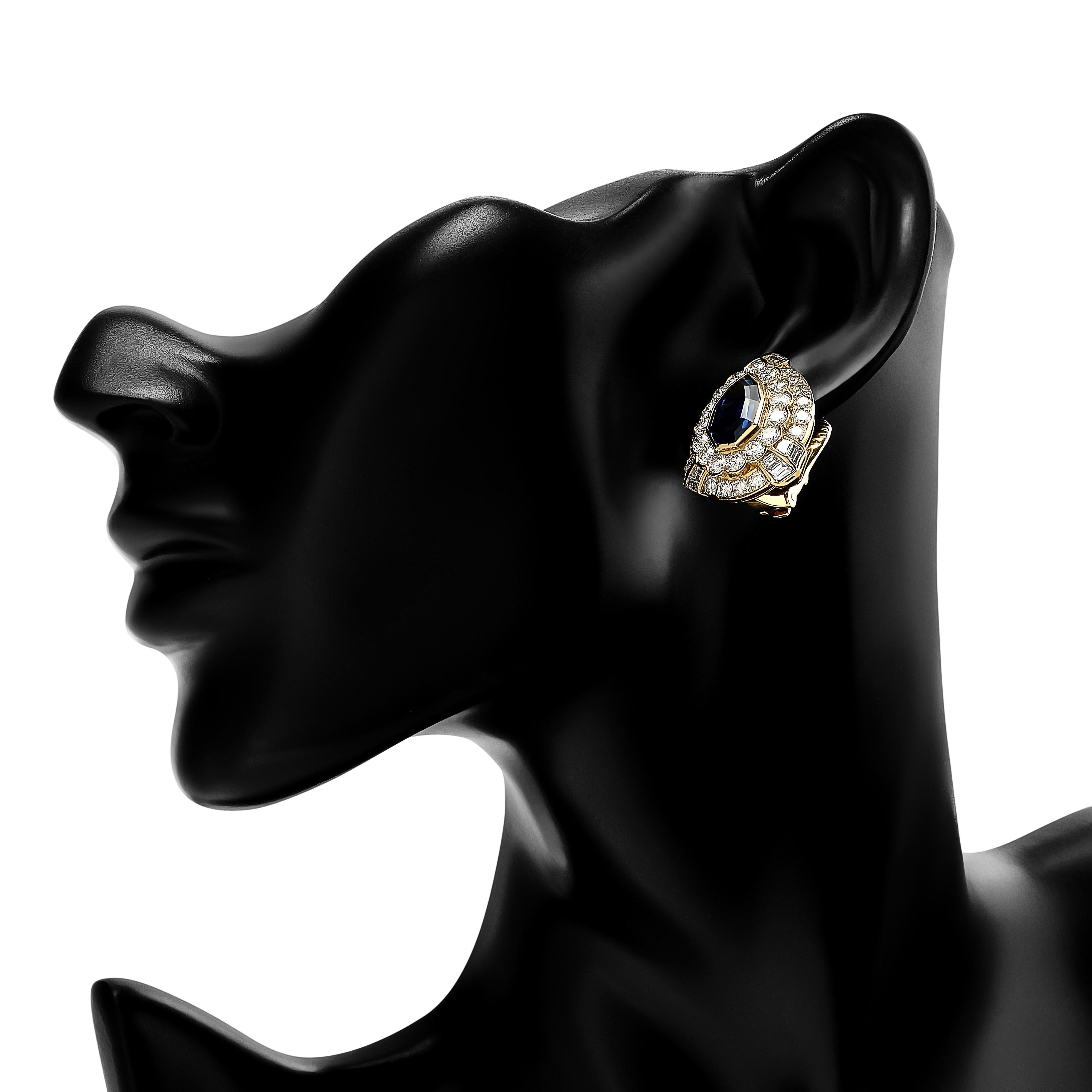 Gli orecchini David Webb sono caratterizzati da zaffiri dal taglio geometrico circondati da un'aureola di diamanti scintillanti, che uniscono l'eleganza contemporanea al lusso senza tempo.

I due zaffiri pesano circa 8,55 carati. Ci sono 62 diamanti
