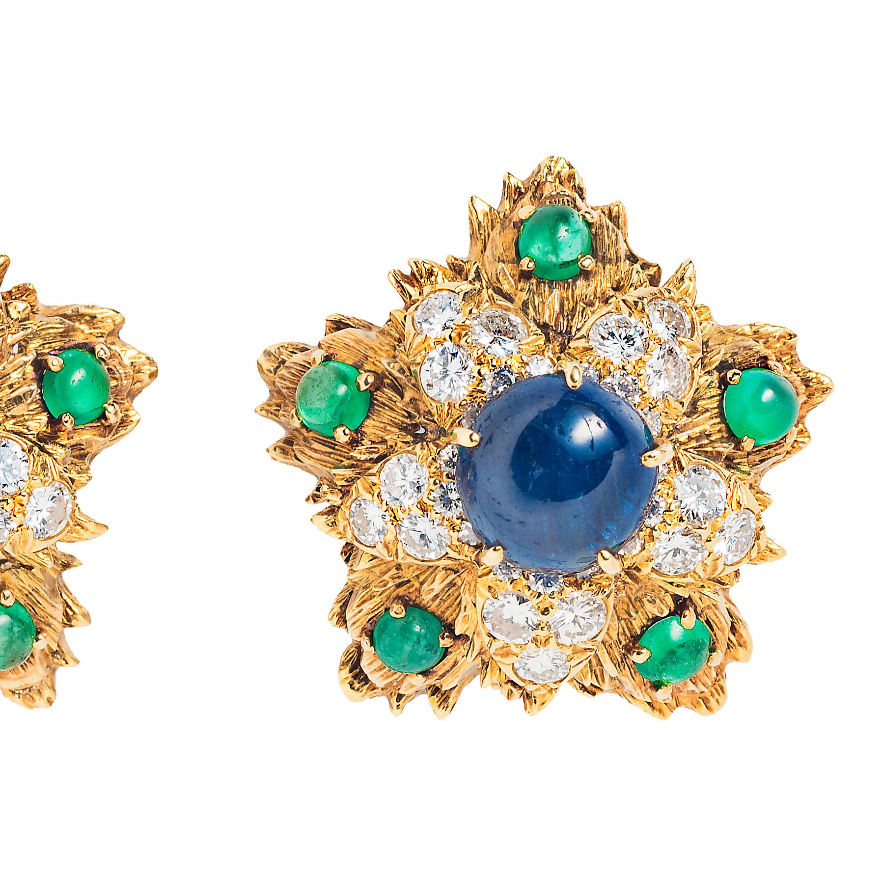 It’s the unique pairing of color and cut that makes these David Webb ear clips stand out. A large central cabochon sapphire is surrounded by faceted diamonds finished off with bright cabochon emeralds.

0.81” in diameter 
Approximately 9.39 carats