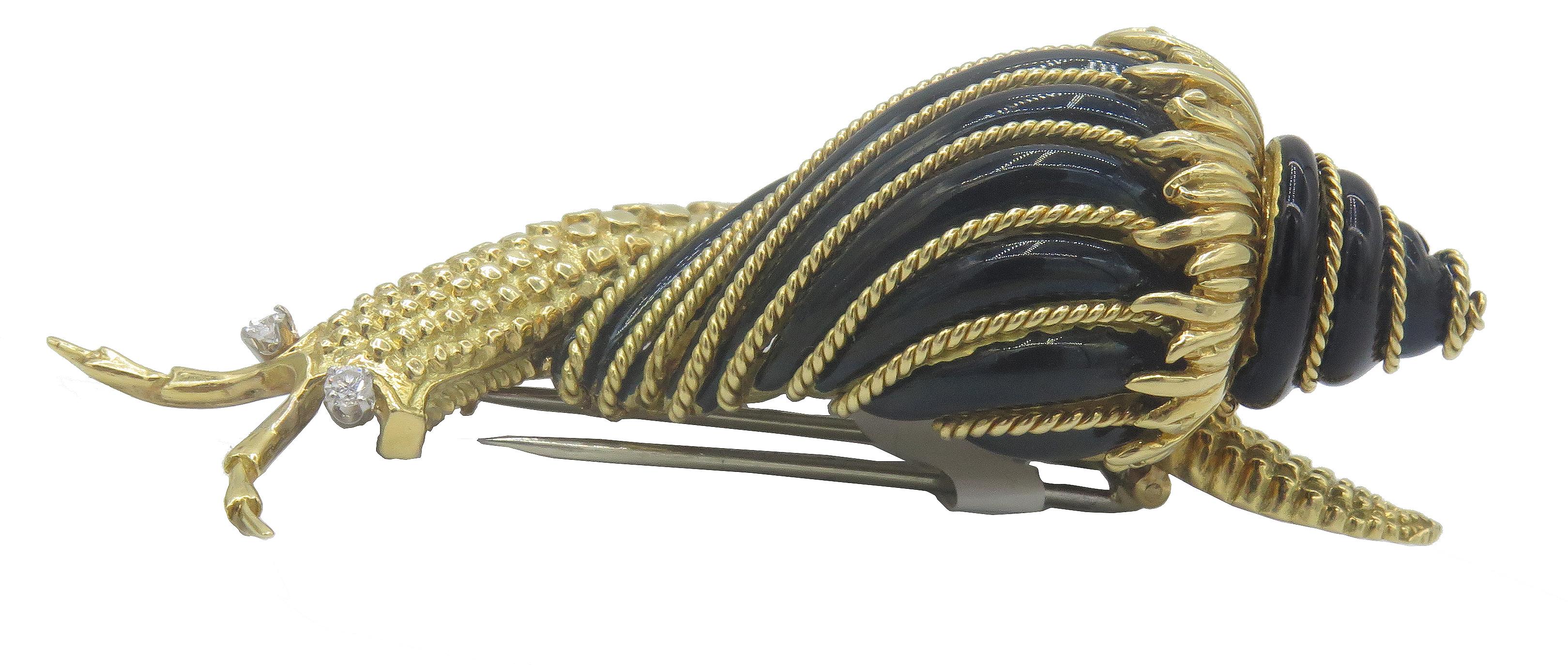David Webb Diamant und Emaille 18 Karat Gold Schnecke Clip Brosche um 1980. Das figurale Design zeigt eine Schnecke im Vorwärtsgang, die ihr gestreiftes, glänzend schwarz emailliertes Schneckenhaus trägt, das mit Kordelgold verziert ist. Die