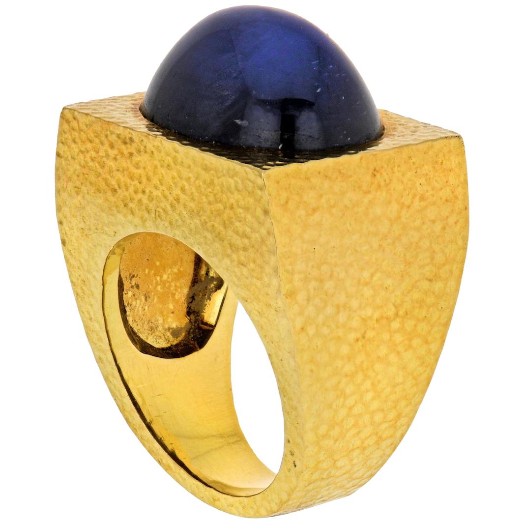 David Webb Star Sapphire Oval Cabochon 18 Karat Yellow Gold Ring For Sale