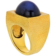 David Webb Bague en or jaune 18 carats avec saphir cabochon ovale étoilé