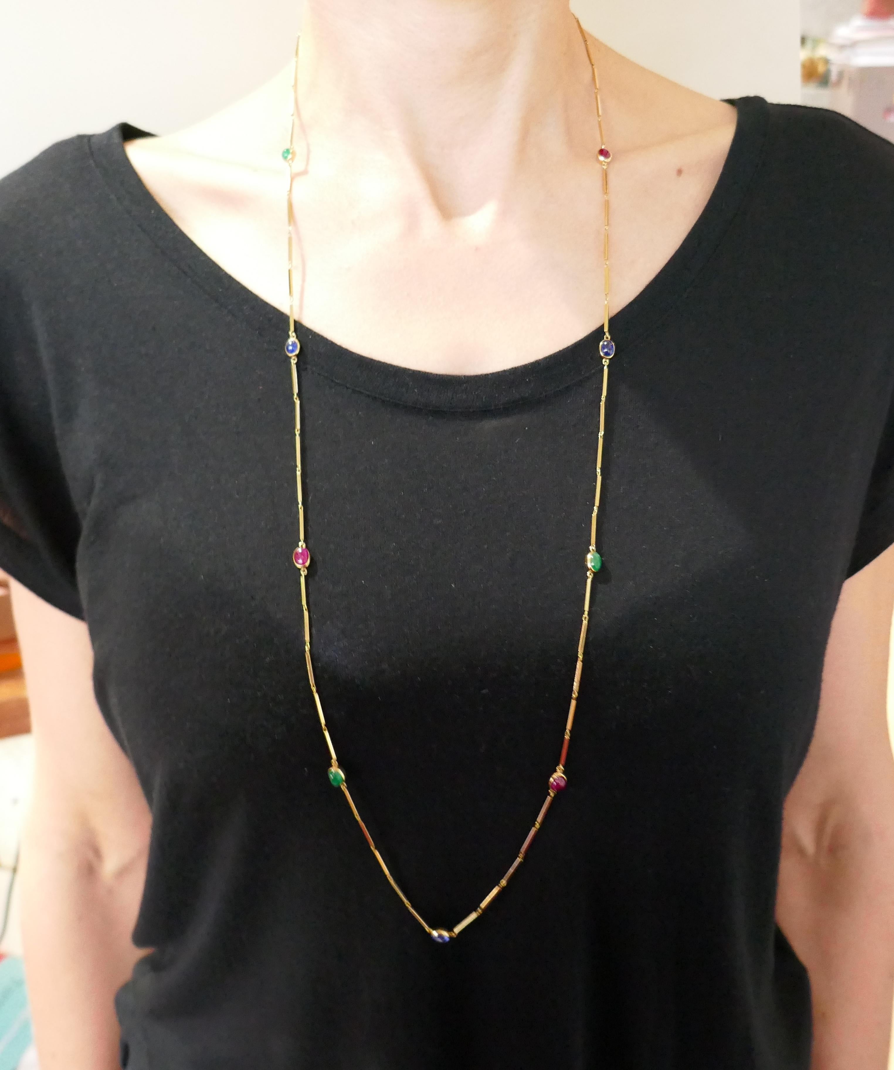 Collier chic David Webb, en or 18 carats, composé de plusieurs pierres précieuses.
Les colliers à station sont généralement constitués d'une délicate chaîne ornée de petites pierres précieuses placées à intervalles réguliers sur toute sa longueur.