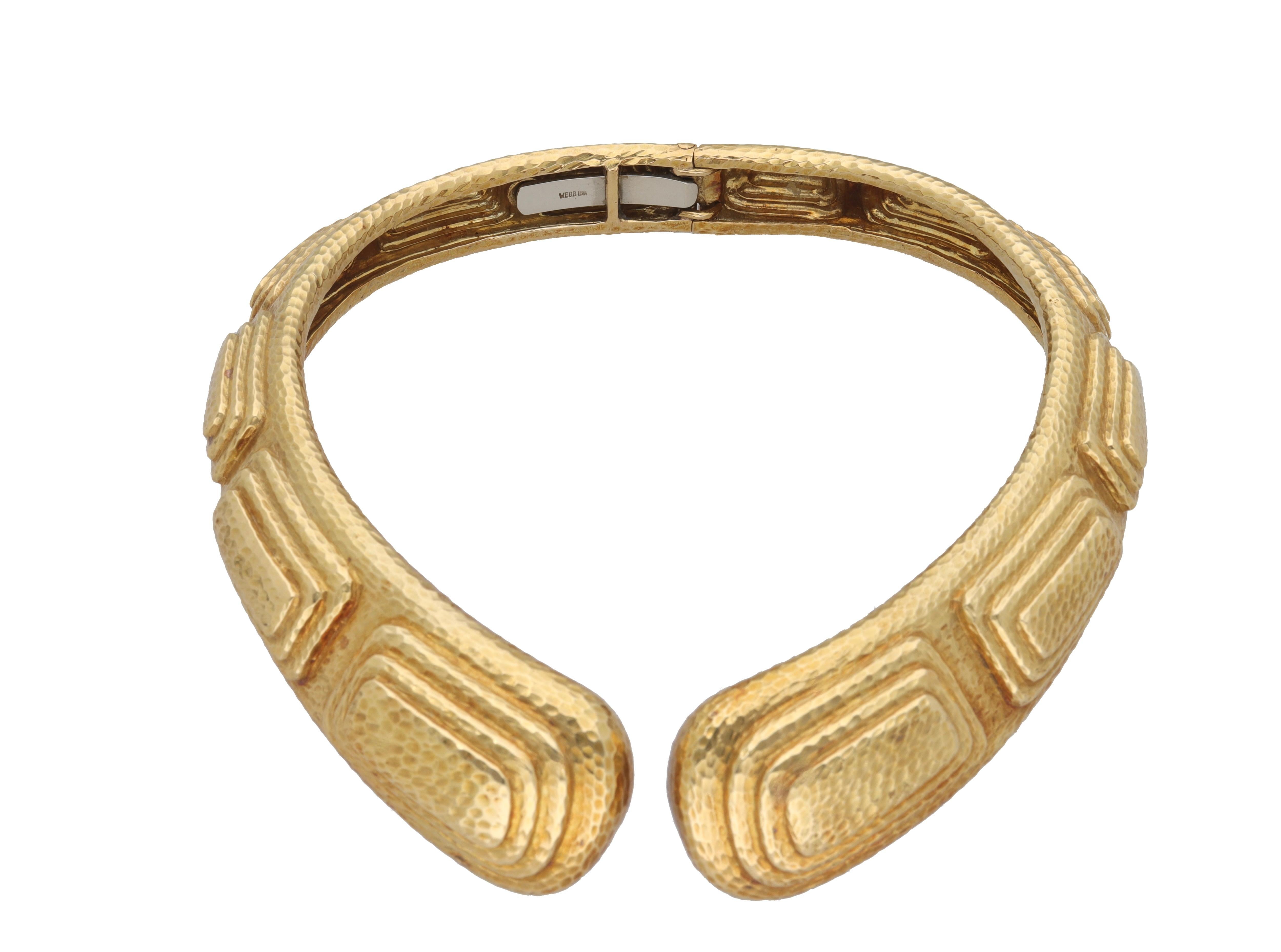 Collana realizzata in oro 18 kt. firmata David Webb.
Questa collana rigida appartiene alla collezione Ancient World, il modello è Step Pyramid Hammered Gold Collar.
La collana è interamente martellata, questa particolare tecnica di lavorazione rende