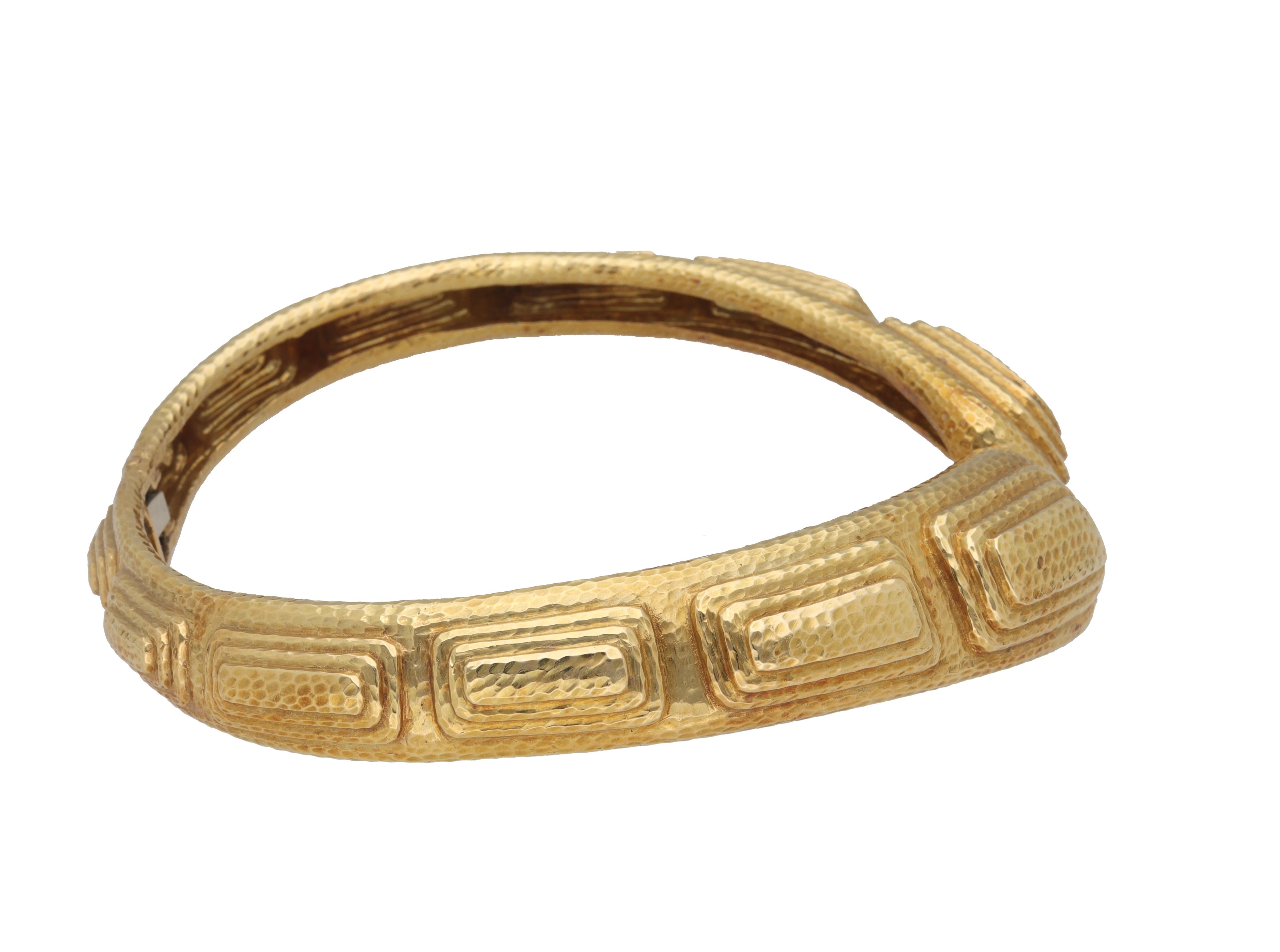 Moderno David Webb Step Pyramid Hammered 18 Kt. Yellow Gold Collar in vendita