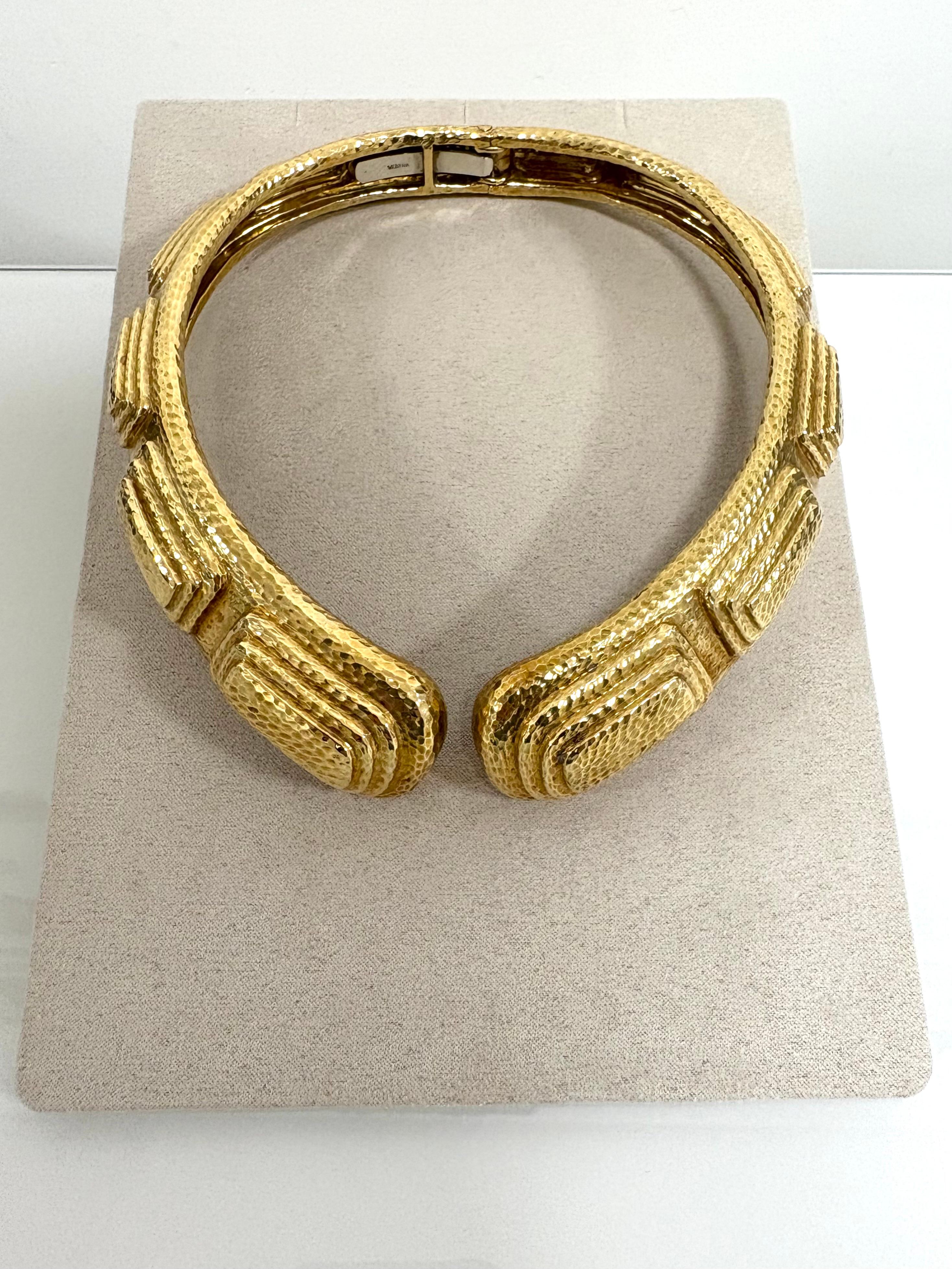 David Webb Step Pyramid Hammered 18 Kt. Yellow Gold Collar In condizioni ottime in vendita a Rome, IT