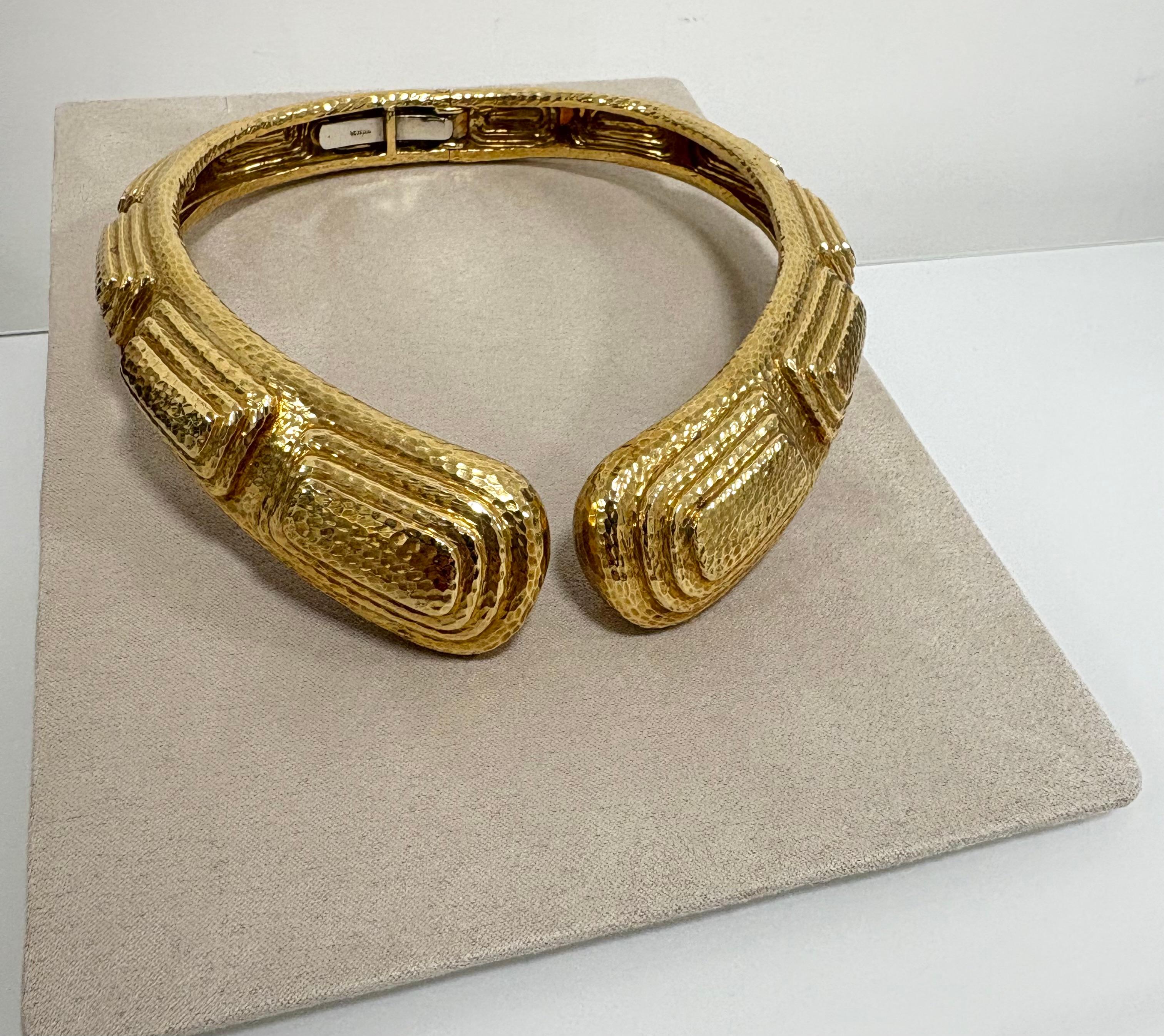 Donna David Webb Step Pyramid Hammered 18 Kt. Yellow Gold Collar in vendita