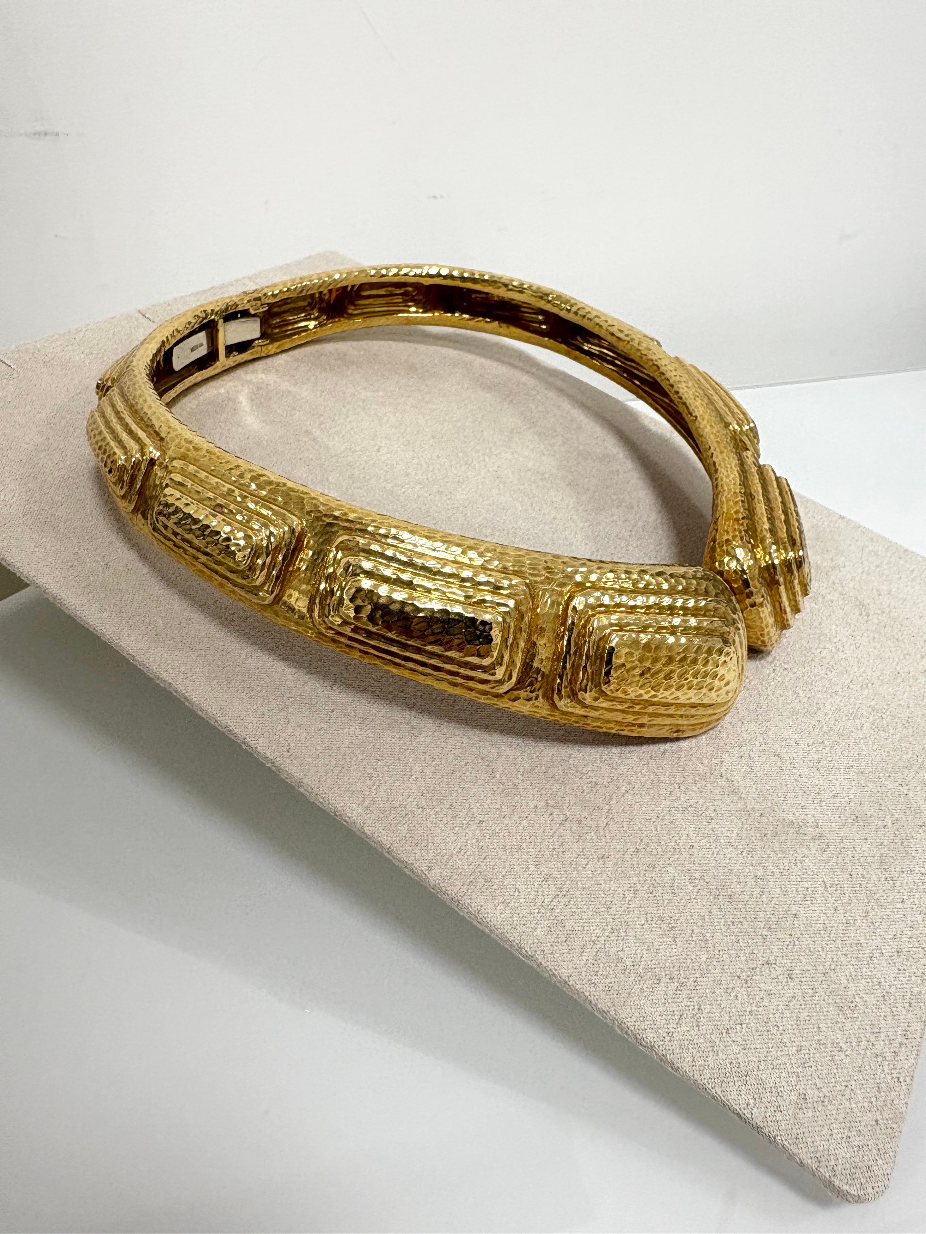 David Webb Step Pyramid Hammered 18 Kt. Yellow Gold Collar in vendita 3