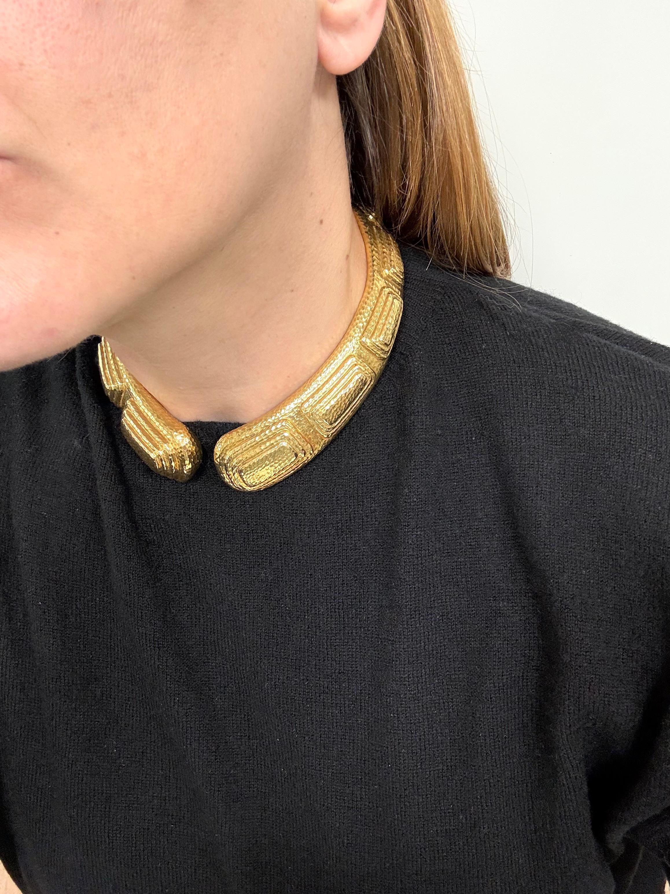David Webb Step Pyramid Hammered 18 Kt. Yellow Gold Collar in vendita 4