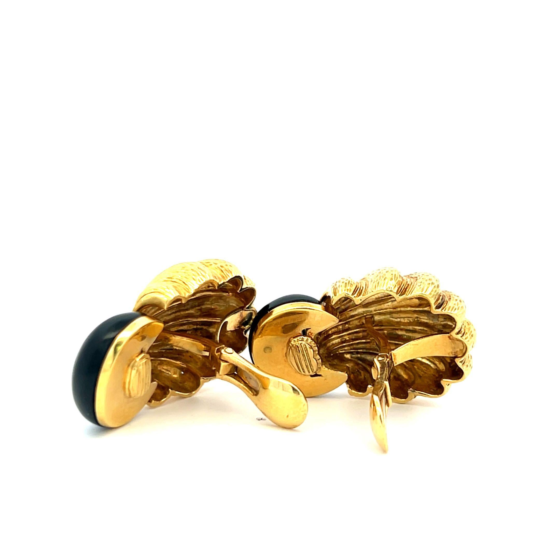 Designer :
DAVID WEBB
Titre :
Ces boucles d'oreilles vintage à clip David Byb présentent un contraste audacieux entre l'or jaune 18 carats et l'émail noir brillant. La partie inférieure en forme d'éventail en or présente la finition texturée à la