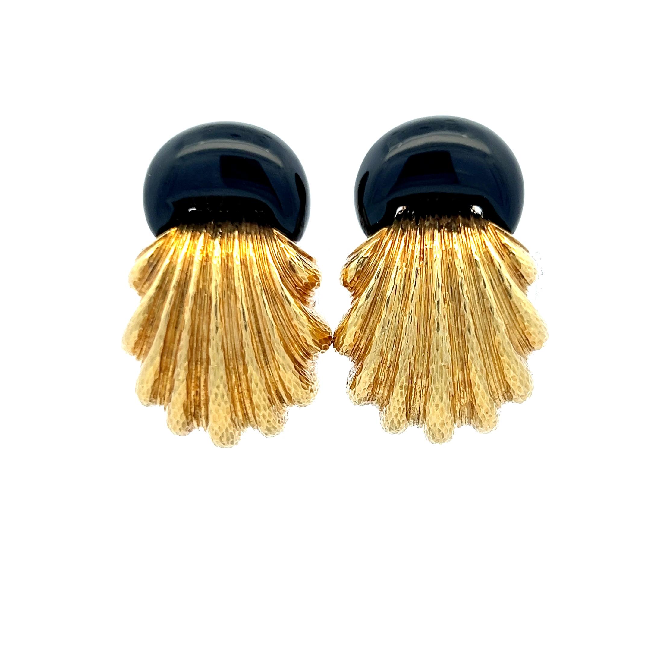 David Webb - Boucles d'oreilles à pince en or texturé et émail noir en vente 1