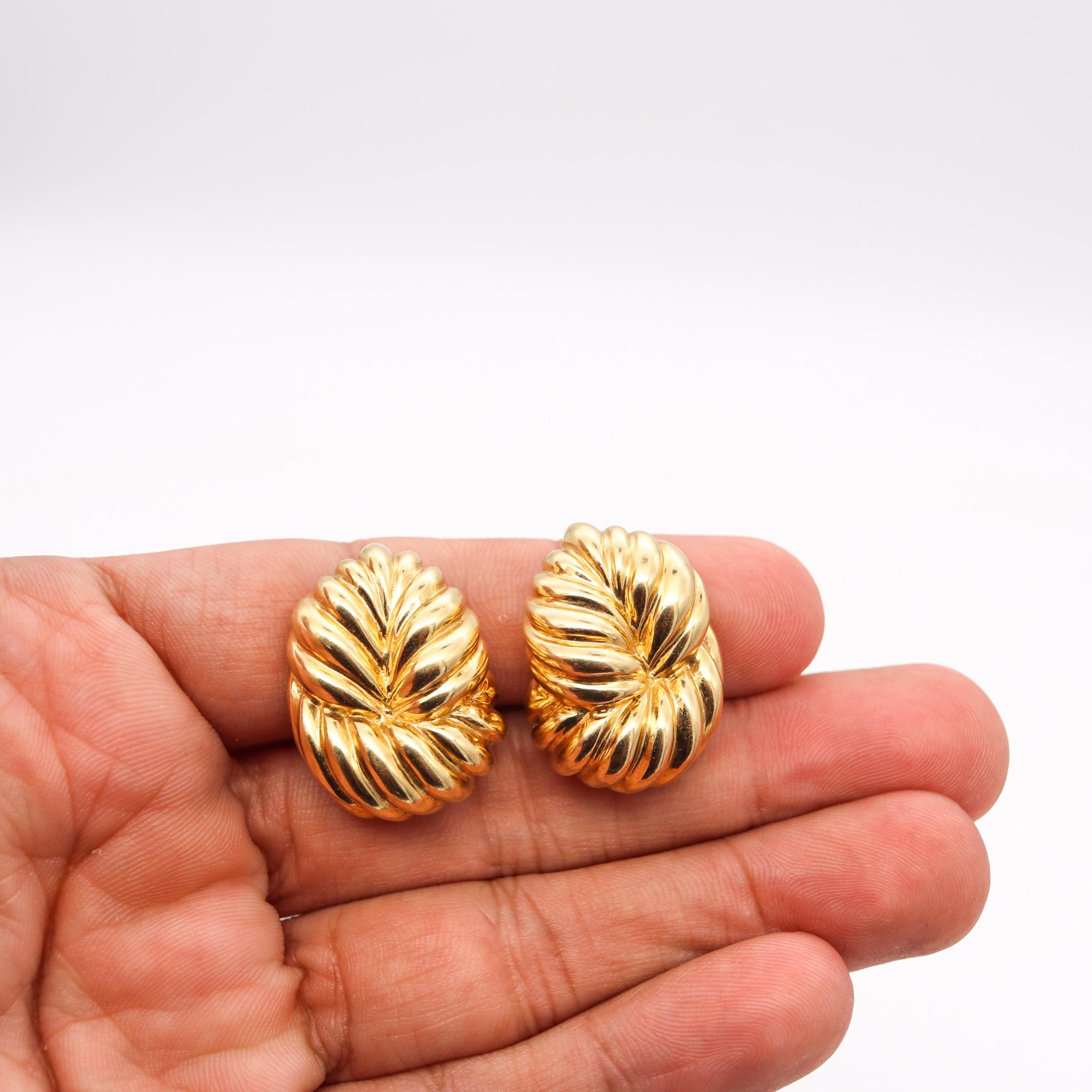 Moderniste David Webb Clips d'oreilles à nœuds texturés en or jaune massif 18 carats texturé en vente