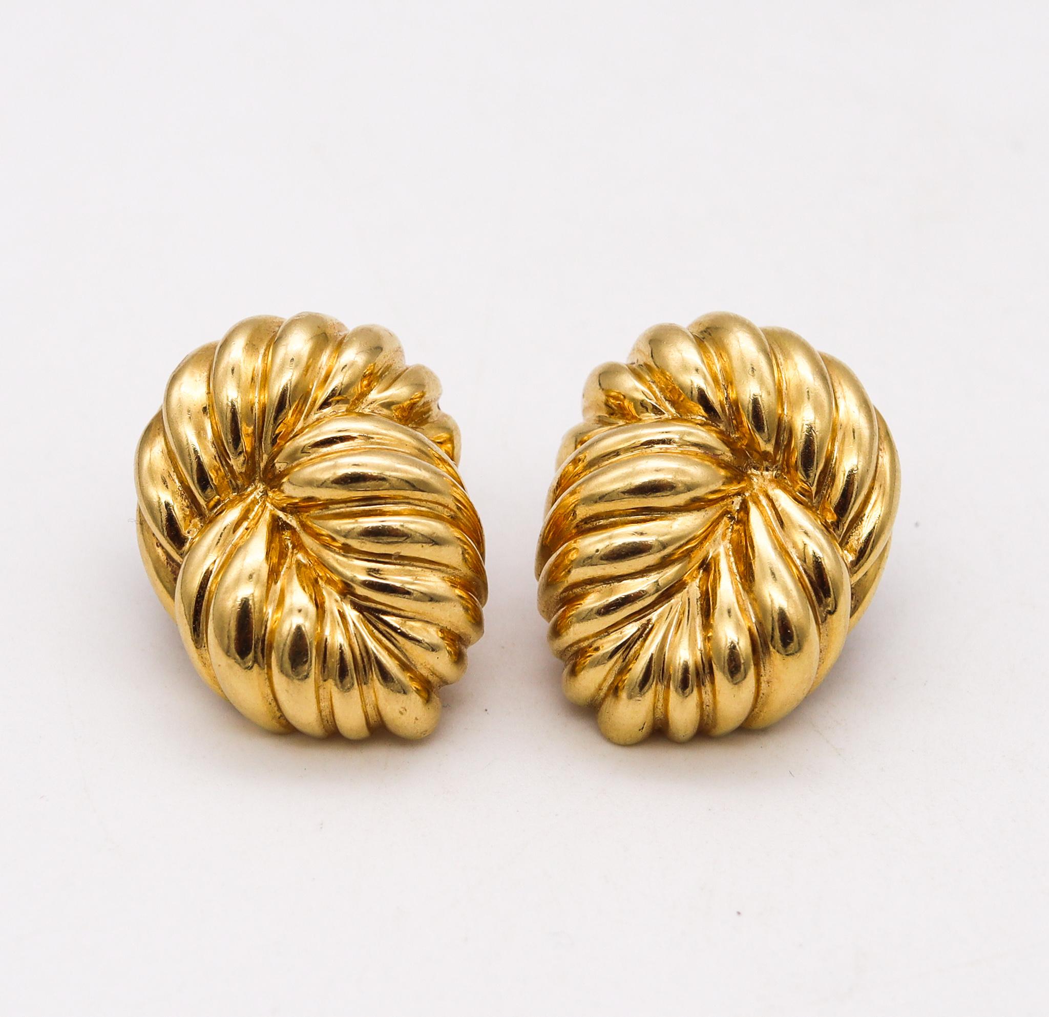David Webb Clips d'oreilles à nœuds texturés en or jaune massif 18 carats texturé Pour femmes en vente