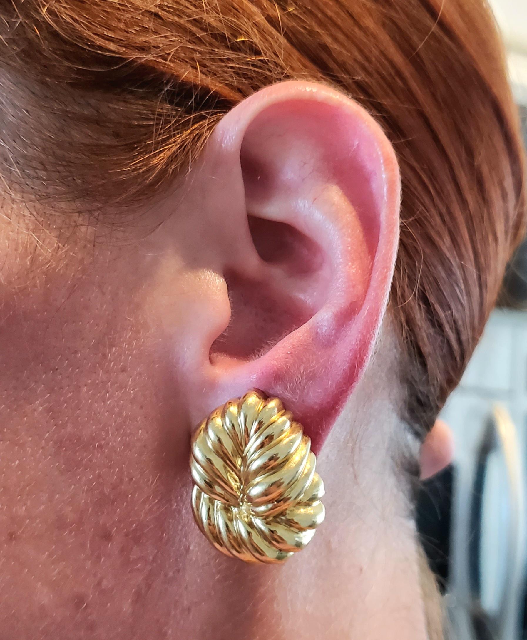 David Webb Clips d'oreilles à nœuds texturés en or jaune massif 18 carats texturé en vente 1